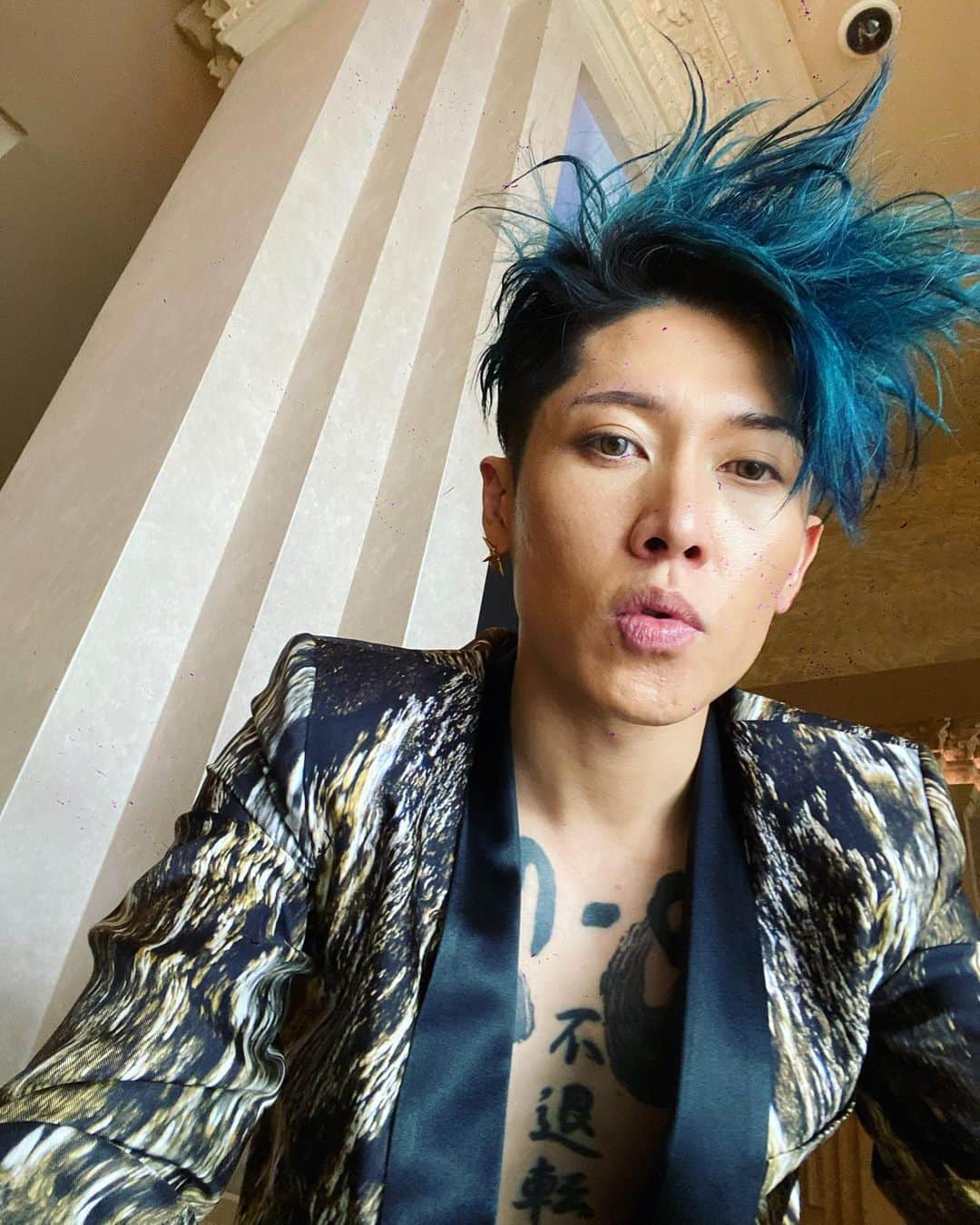 のインスタグラム：「You don’t remember what happens in Vegas, do you?  みんな、元気？  😗」