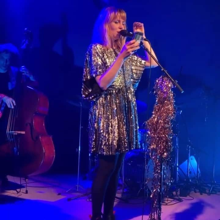 ヤナ・スクラのインスタグラム：「Gister gevraagd of iemand in het publiek een tekst voor ons had om op te improviseren. Dankjewel Nadine! Een eigen tekst nog wel 💕 Kogelvrij glas」