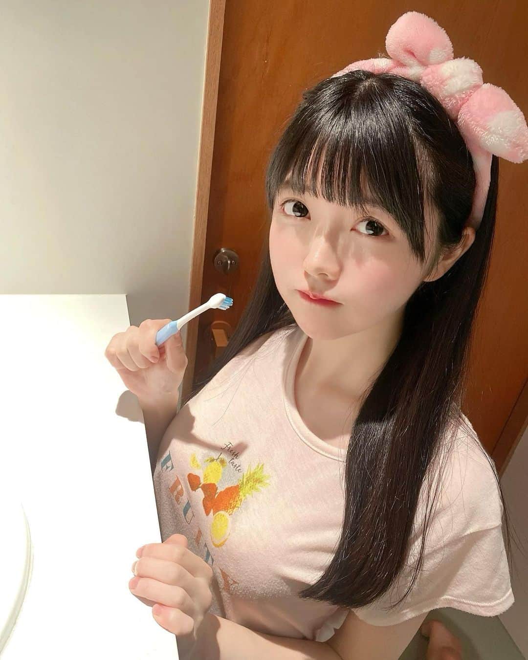 のインスタグラム：「歯磨きしっかりするんだよ！ ・ ・ 先日の撮影時に撮りました！近日公開されると思います！ ・ ・ 3枚目の写真は笑顔の写真を載せてほしいと言ってもらえるので載せました。小さい頃から自分の笑顔が嫌いで手で隠して笑ってきちゃったので今でも上手く笑えない（ ; ; ）でもみんなの前だと自然に笑えてる気がするよ！笑顔苦手な方一緒に頑張ろ✊🏻 ・ ・  ・  #パジャマ  #真っ白なキャンバス  #白キャン  #小野寺梓」