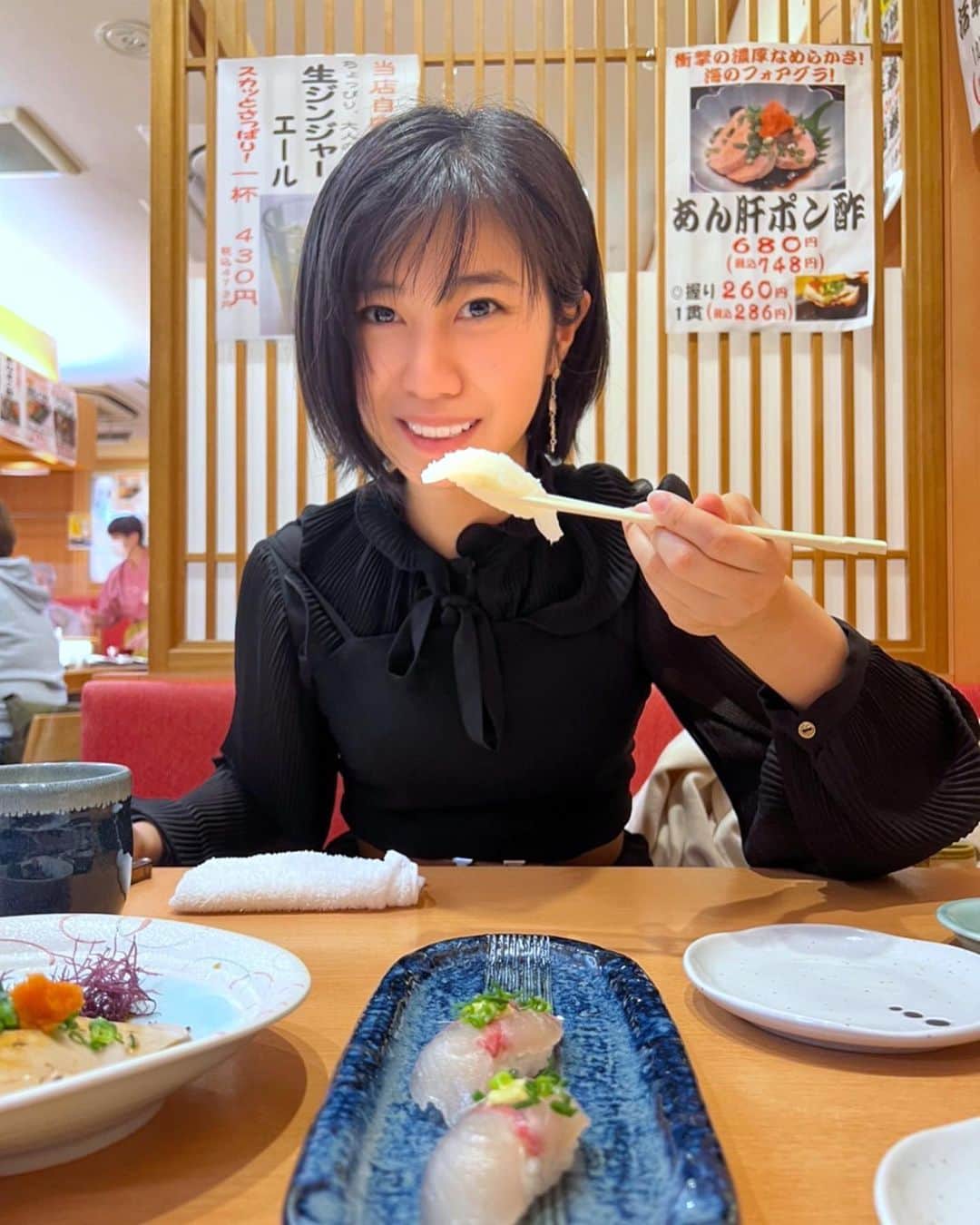 西村まおのインスタグラム：「先日の福岡出張✈️  夜は食べる、食べる、食べる。笑  @hakataisagiyoshi_shimokawabata  @hyoutan_sushi   さらっと入ったお店のクオリティが基本的に全て高い✨ 居酒屋系の海鮮がおいしいのが嬉しい😋  福岡好きだなぁ…  #福岡 #福岡グルメ  #磯ぎよし #ひょうたん寿司 #寿司」