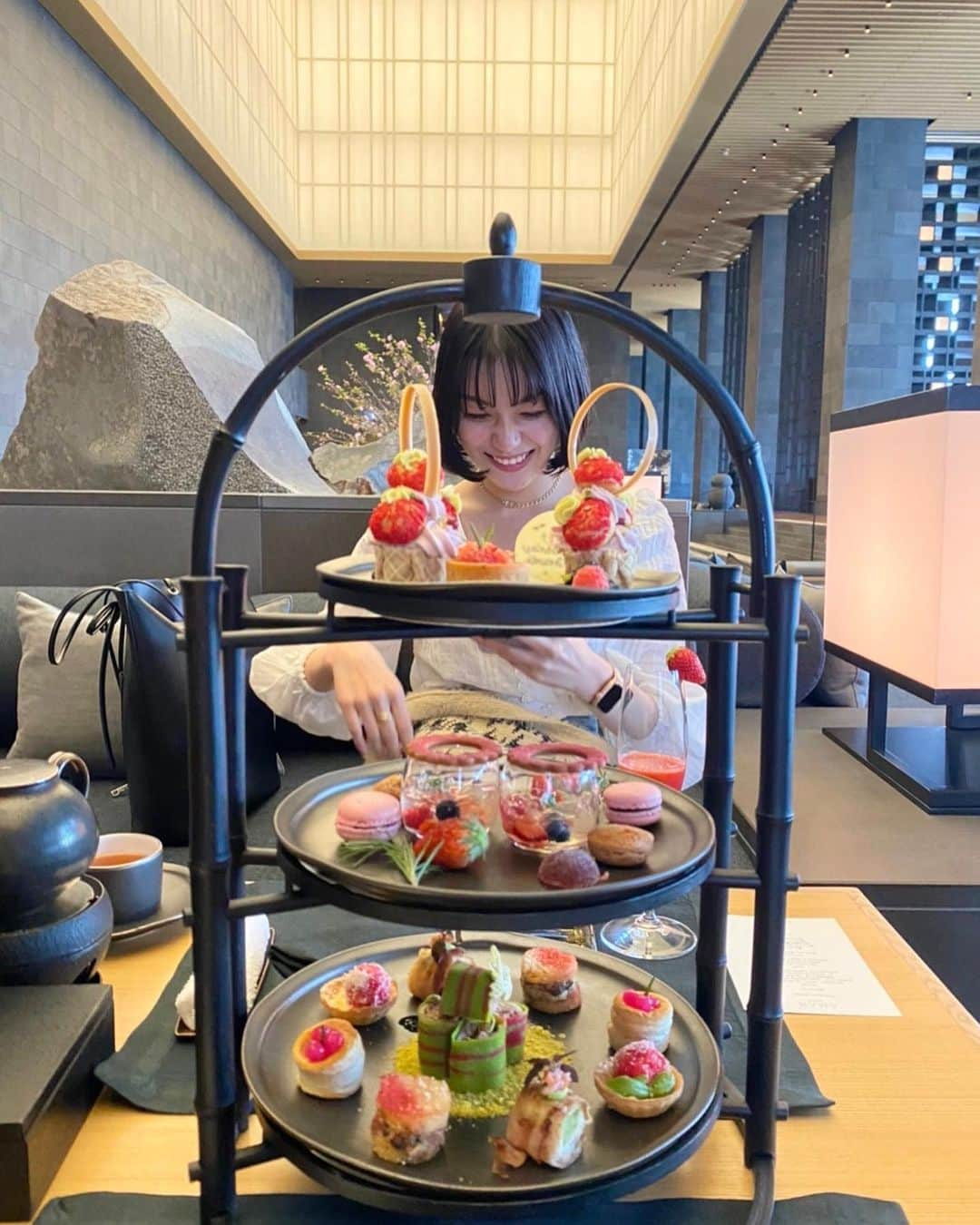 吉澤遥奈のインスタグラム：「🍓 ・ ・ ・ あゆかにお誕生日のお祝いしてもらったときの苺づくしのアフタヌーンティーが可愛くてすごく嬉しかったです🌷☺️   #苺 #スイーツ #アフターヌーンティー」