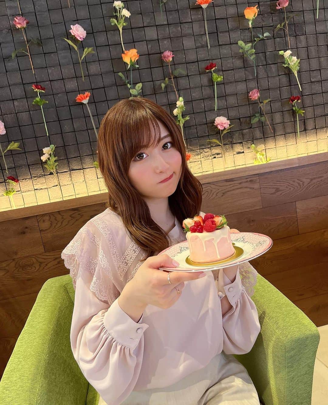 成瀬心美さんのインスタグラム写真 - (成瀬心美Instagram)「🍓🎀  かわいいケーキを いただきました♡  可愛く撮ってみたかったけど なんだか照れて しまいました🤣  #cake #cafe #表参道スイーツ」4月8日 15時08分 - coco3ndazo