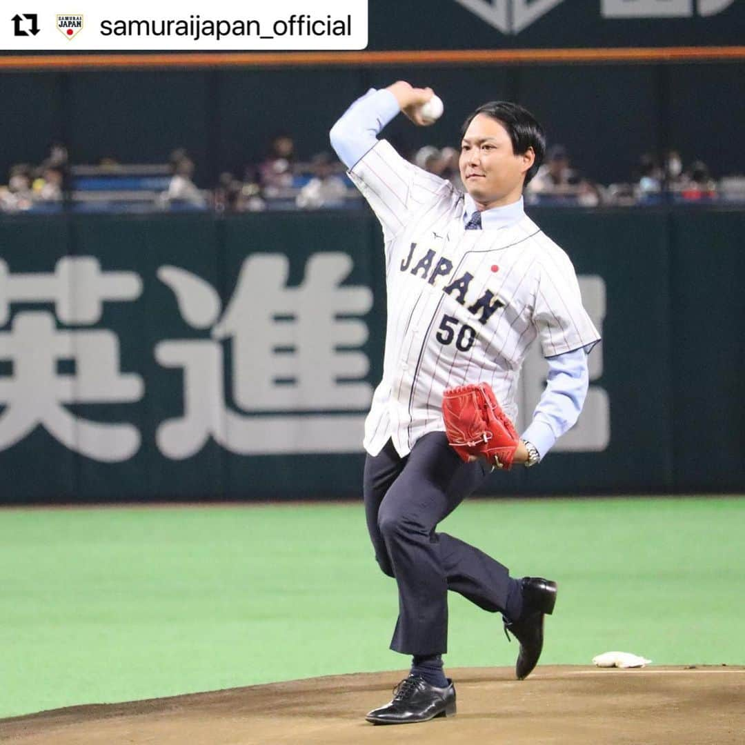 攝津正さんのインスタグラム写真 - (攝津正Instagram)「. . 先日、始球式をさせてもらいました⚾️  侍ジャパンDAYでの始球式にまさかの俺…  声掛けてもらい、光栄でしたが恐れ多く不安でした。 zboyは投げる姿を観た事もないですし、記憶には残らないと思いますが記念になればと思い、勇気を振り絞って引き受けさせてもらいました。  あぁ、緊張した一球でした。  投球後、なんだ拓也ボールくれないのか… って思ったら、コロナの関係で直接は貰えないんですね😅  無事に係の方から頂き、zboyにプレゼントすることができました。  . . #記念ボール#zboy の #おもちゃ #室内でぶん投げる #恐怖 #始球式 #福岡ソフトバンクホークス #ホークス戦#侍ジャパン #日本代表 #2013 #攝津正 #感謝の極み  #Repost @samuraijapan_official with @make_repost ・・・ 本日の福岡ソフトバンク対オリックス(福岡 PayPayドーム)は「侍ジャパンDAY」。2013年WBCに出場した攝津正さんによる始球式も行われました。  #侍ジャパン #攝津正 #sbhawks #Bs2022」4月8日 15時08分 - tadashi_settsu