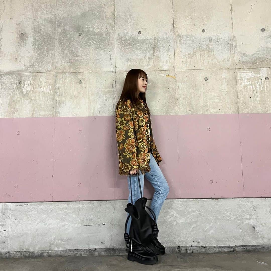 近藤千尋のインスタグラム：「みなさーん！ 明日銀座でイベントします💕💕  ■日時　　：４月９日 ■時間　　：１６時～ ■会場　　：銀座松屋　スペース オブ ギンザ DIORさんのイベントです😍 是非会いに来てくださいね🌈 　  今日の私服と衣装だよん💕 みんなに褒められたジャケットは @inscrire_official 🤍 バッグは @loewe  ブーツは @therow   天気が気持ちいいなか ロケしております😍🤍🤍  衣装はこちらでした⬇️  ウェア @rito_structure  アクセサリー @gigi.jewelry @mandassociates  シューズ @dianashoespress」