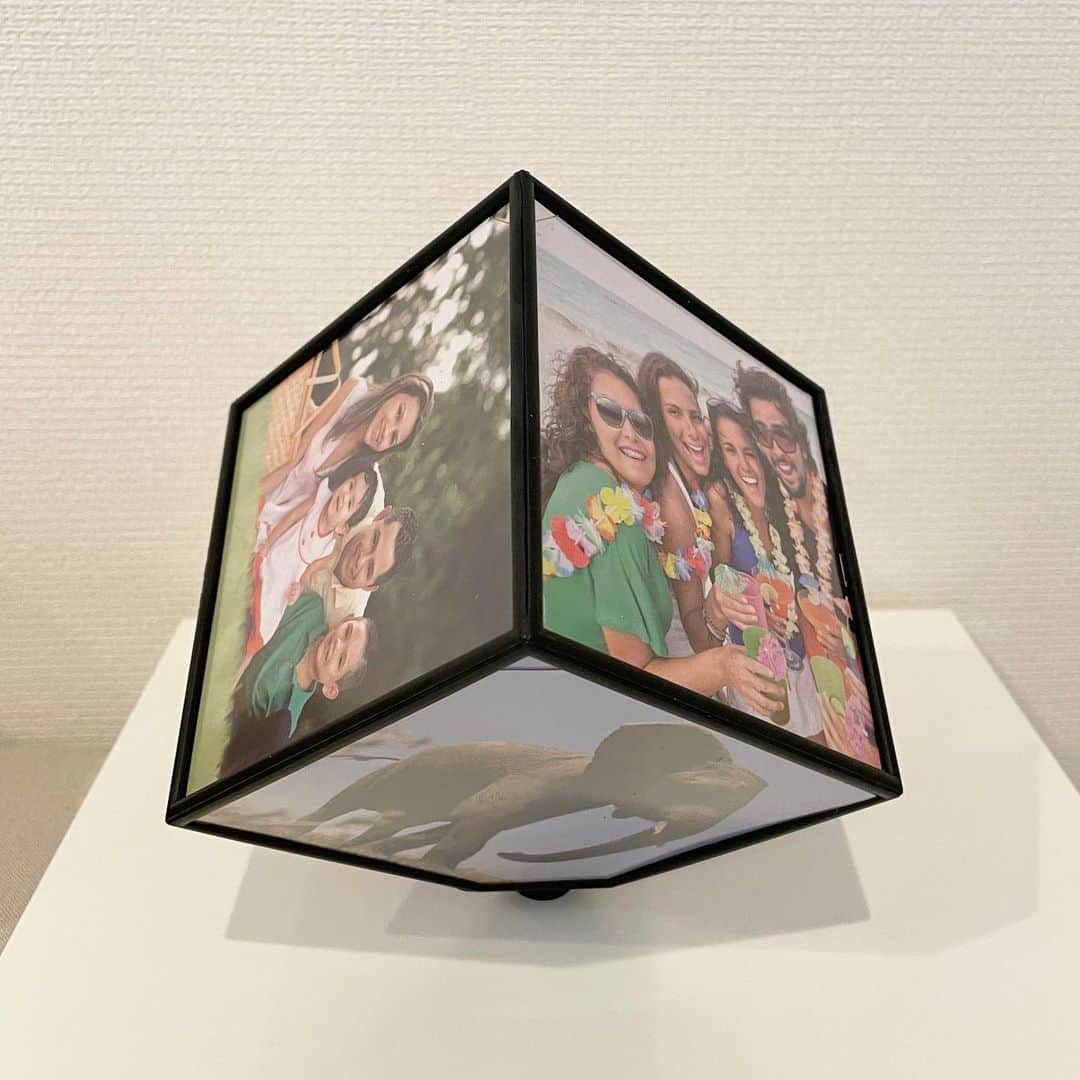 ASOKO ZAKKA STOREのインスタグラム：「_ ⁡ ASOKO大人気商品回転フォトフレーム🤍 ⁡ ご家族やお友だちなどとのお写真はもちろん 推しの写真やトレカを入れてヲタ活にも🫧 ⁡ くるくる〜回るので いつ見ても楽しいフォトフレームです◎ ⁡ ⁡ ¥660(税込) ※単三電池一本が必要です ⁡ ─────────────────────── ⁡ ■オンラインストアは 　トップページのURLよりご覧いただけます ⁡ ■店舗により在庫が異なります 　お立ち寄りの店舗までお問い合わせください ⁡ ─────────────────────── ⁡ #ASOKO#3COINS#スリコ#フォトフレーム #回転フォトフレーム#ヲタ活#写真」