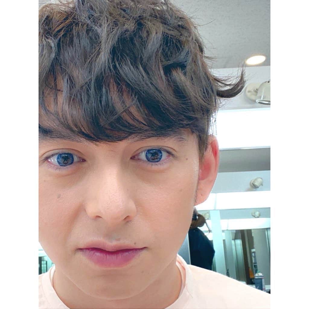 ハリー杉山のインスタグラム：「"Curious George"  Yes! People call me "Curious George"🍌🍌🍌  バナナも1束持っていくし、あれ.. look at my hair!!! 髪型も...🍌  そしてジョージはその後、桃太郎さんに雉真のユニフォームを着て、剣くんと甲子園に行きました。  What a fantastic story🍌  #カムカムエブリバディ」