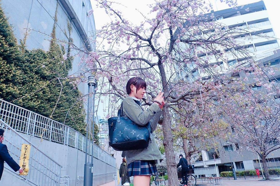 荒金さとみさんのインスタグラム写真 - (荒金さとみInstagram)「🌸ヽ(*´ー｀*)ノ🌸 #お花見」4月8日 15時44分 - arakane_satomi