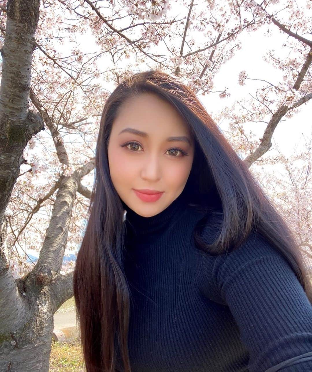 岩上愛美さんのインスタグラム写真 - (岩上愛美Instagram)「実は先月の中旬に、東京から実家に引っ越しました🏡 今日はおじいちゃんと日帰り温泉に行ったのですが、桜と菜の花がとっても綺麗だったので車を停めて写真を撮りました☺️🌸  SNSでは話すのを避けていた、長く暗い話になりますが引っ越しを機にお話しします。  コロナの前はいろいろな国に行きたい願望が強かったので殆ど日本にいなく、家族との時間を作れていませんでした。家族とは月に一度会えたらいいなくらいでした。  そんな私でしたが、コロナ禍に病気で祖母を亡くしたことによりいろいろと考えが変わりました。  大好きなおばあちゃん。 PCR検査を毎回受けて、何度も東京から埼玉まで面会に行きました。 もう笑うことも感情を出すことも無くなってきてたおばあちゃんでしたが、私が『お正月にお家に帰りたい？』と聞くと、ぽろぽろ泣きながら『帰りたい、家族に会いたい』と訴えかけてきました。結局、実現できないままお婆ちゃんは天国にいってしまいました。 暫くは、悔やんで夢もたくさんみました。 もっと出来ることがあったのでは無いかと😢 その時から何度も手を合わせるたびに、おじいちゃん孝行は出来るだけたくさんします。とおばあちゃんに約束しています。  数ヶ月、家でできる仕事に絞ることになってしまうのと今までのようにフットワーク軽く飲みに出たり遊んだりできないかもしれませんが、 暫くは埼玉で過ごしおじいちゃんをいろいろな場所に連れて行ってあげたいとおもいます☺️❤️(たまに東京に行くこともありますが)  まとまりもなく感情だけで書いてしまいましたが、、、 皆様もご家族との大切な時間を幸せ一杯に過ごせますように☺️  重い話となってしまいましたが最後まで見てくださり、ありがとうございました☺️  ＃桜 #花見 #温泉 #家族旅行 #感謝」4月8日 16時52分 - amiiwakami