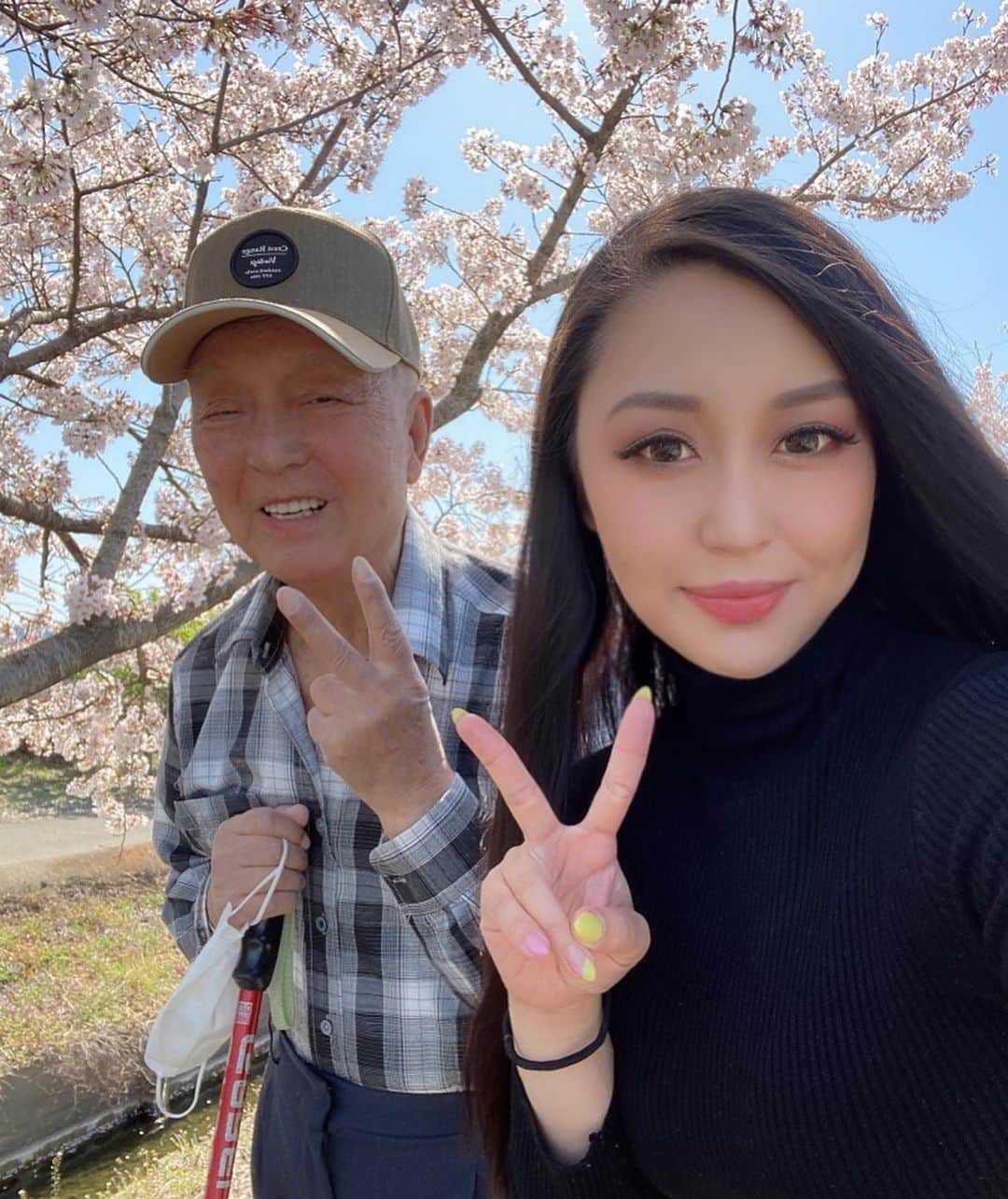 岩上愛美のインスタグラム：「実は先月の中旬に、東京から実家に引っ越しました🏡 今日はおじいちゃんと日帰り温泉に行ったのですが、桜と菜の花がとっても綺麗だったので車を停めて写真を撮りました☺️🌸  SNSでは話すのを避けていた、長く暗い話になりますが引っ越しを機にお話しします。  コロナの前はいろいろな国に行きたい願望が強かったので殆ど日本にいなく、家族との時間を作れていませんでした。家族とは月に一度会えたらいいなくらいでした。  そんな私でしたが、コロナ禍に病気で祖母を亡くしたことによりいろいろと考えが変わりました。  大好きなおばあちゃん。 PCR検査を毎回受けて、何度も東京から埼玉まで面会に行きました。 もう笑うことも感情を出すことも無くなってきてたおばあちゃんでしたが、私が『お正月にお家に帰りたい？』と聞くと、ぽろぽろ泣きながら『帰りたい、家族に会いたい』と訴えかけてきました。結局、実現できないままお婆ちゃんは天国にいってしまいました。 暫くは、悔やんで夢もたくさんみました。 もっと出来ることがあったのでは無いかと😢 その時から何度も手を合わせるたびに、おじいちゃん孝行は出来るだけたくさんします。とおばあちゃんに約束しています。  数ヶ月、家でできる仕事に絞ることになってしまうのと今までのようにフットワーク軽く飲みに出たり遊んだりできないかもしれませんが、 暫くは埼玉で過ごしおじいちゃんをいろいろな場所に連れて行ってあげたいとおもいます☺️❤️(たまに東京に行くこともありますが)  まとまりもなく感情だけで書いてしまいましたが、、、 皆様もご家族との大切な時間を幸せ一杯に過ごせますように☺️  重い話となってしまいましたが最後まで見てくださり、ありがとうございました☺️  ＃桜 #花見 #温泉 #家族旅行 #感謝」