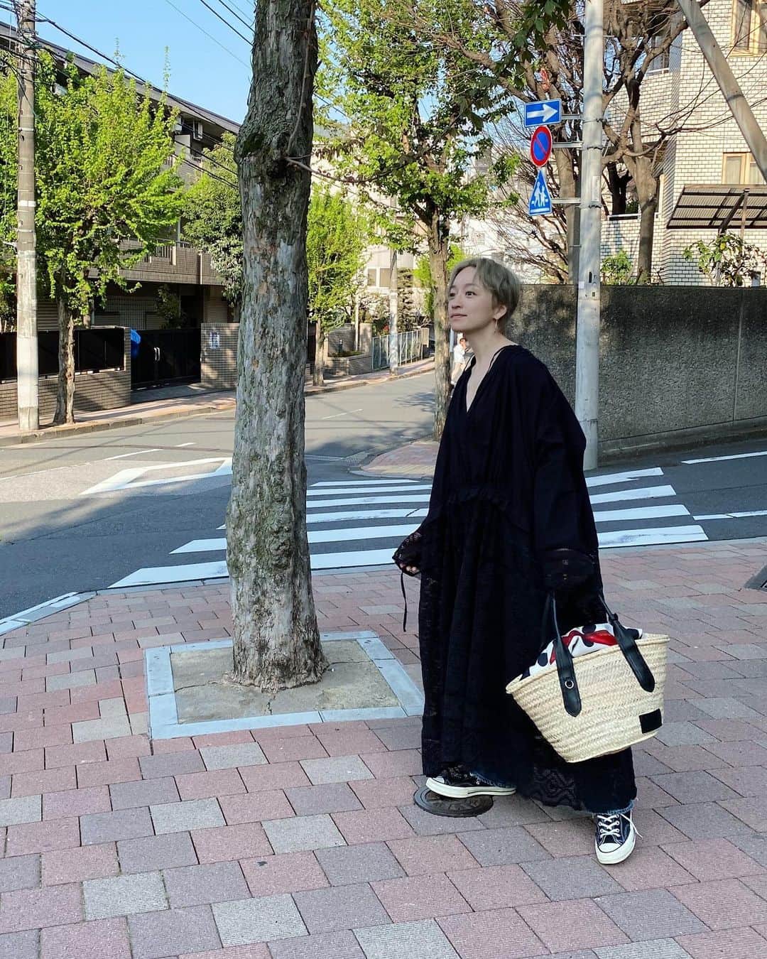 高山都さんのインスタグラム写真 高山都instagram 黒いワンピースが好きで 色々持ってても 毎日違うの着たいくらい好きなのです あとは V字の開きが深い服も One Piece Todayful Bag Jandmdavidson Inner Etretokyo 都ふく 届いたばかりのワンピース着て