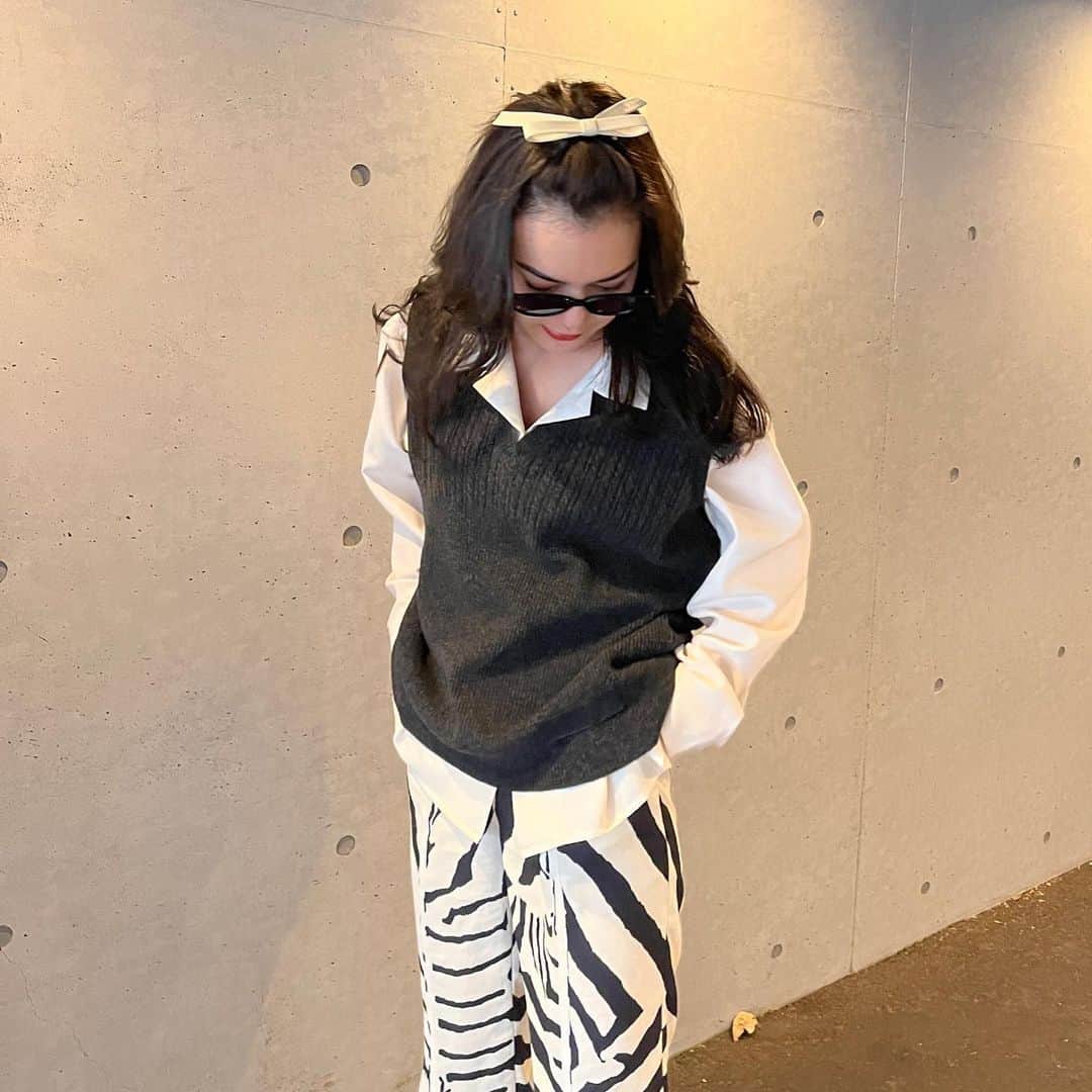 長澤メイのインスタグラム：「今日あったかいから @patou のベストだけで 過ごせた🧚‍♀️🌷💕 @iza_official  @patou  #mei_outfit」