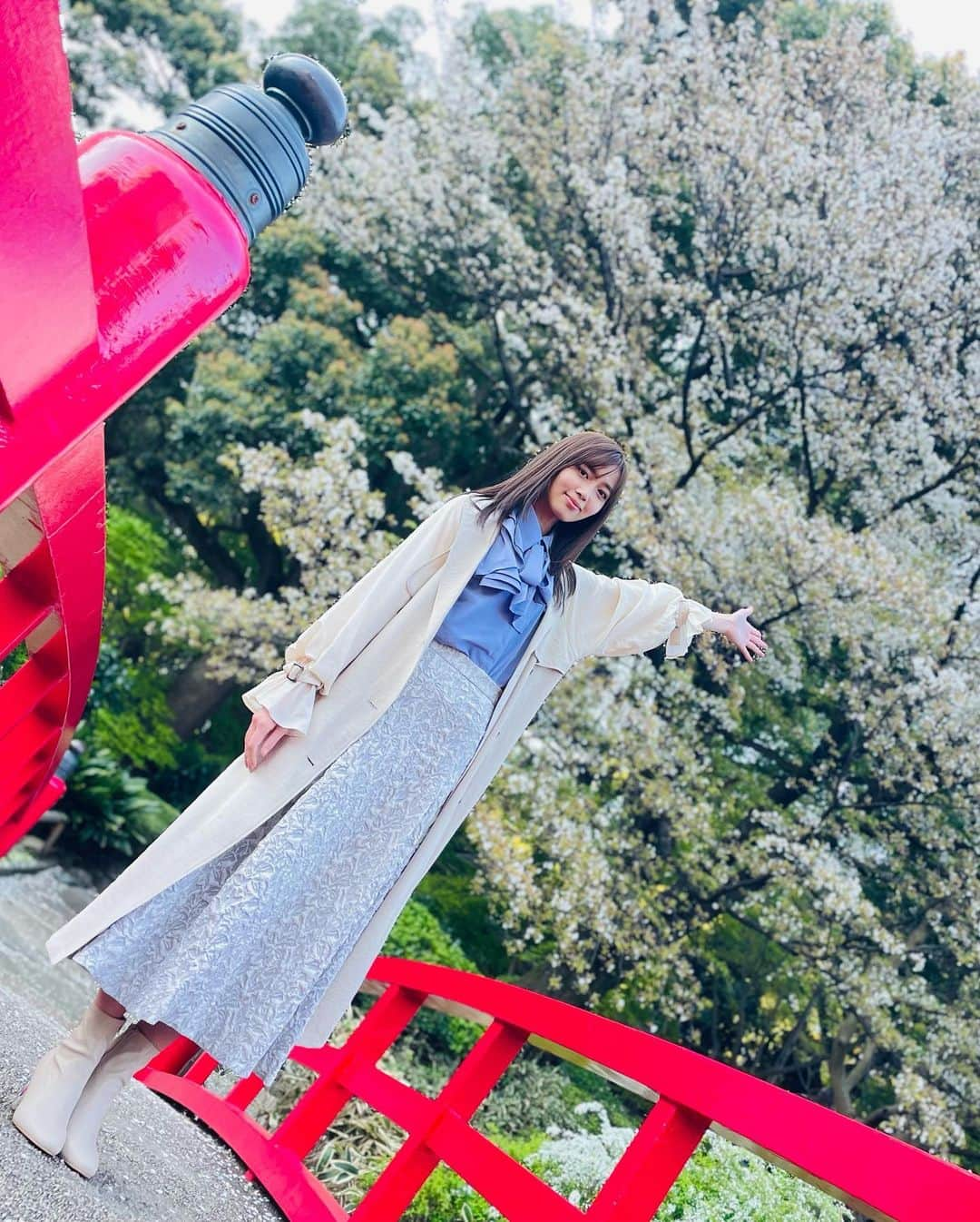 間瀬遥花さんのインスタグラム写真 - (間瀬遥花Instagram)「. 今朝はZIP!の生中継初回でした！ . ホテルニューオータニの日本庭園に咲く桜、とっても綺麗でした🌸 . これから毎週、様々な情報をお届けできるように頑張ります📣 . . 衣装: coat, blouse, skirt and shoes @mercuryduo_com  . . .  #zip #生中継 #ホテルニューオータニ東京 #ホテルニューオータニ #日本庭園 #桜 #遅咲き #ヤマザクラ #ベニシダレ #mercuryduo」4月8日 17時35分 - maseharu_929