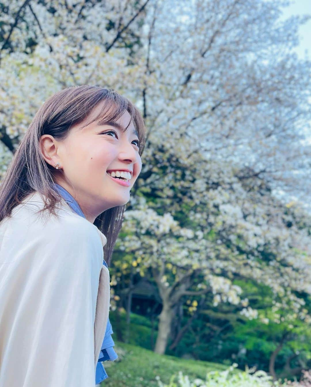 間瀬遥花さんのインスタグラム写真 - (間瀬遥花Instagram)「. 今朝はZIP!の生中継初回でした！ . ホテルニューオータニの日本庭園に咲く桜、とっても綺麗でした🌸 . これから毎週、様々な情報をお届けできるように頑張ります📣 . . 衣装: coat, blouse, skirt and shoes @mercuryduo_com  . . .  #zip #生中継 #ホテルニューオータニ東京 #ホテルニューオータニ #日本庭園 #桜 #遅咲き #ヤマザクラ #ベニシダレ #mercuryduo」4月8日 17時35分 - maseharu_929