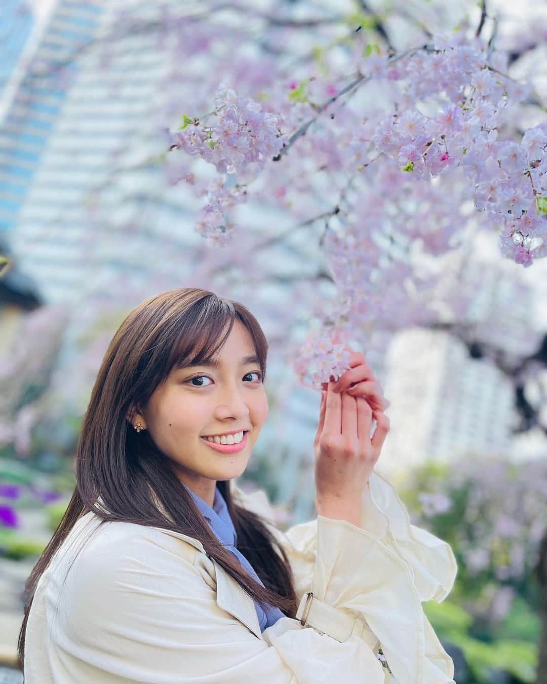 間瀬遥花さんのインスタグラム写真 - (間瀬遥花Instagram)「. 今朝はZIP!の生中継初回でした！ . ホテルニューオータニの日本庭園に咲く桜、とっても綺麗でした🌸 . これから毎週、様々な情報をお届けできるように頑張ります📣 . . 衣装: coat, blouse, skirt and shoes @mercuryduo_com  . . .  #zip #生中継 #ホテルニューオータニ東京 #ホテルニューオータニ #日本庭園 #桜 #遅咲き #ヤマザクラ #ベニシダレ #mercuryduo」4月8日 17時35分 - maseharu_929