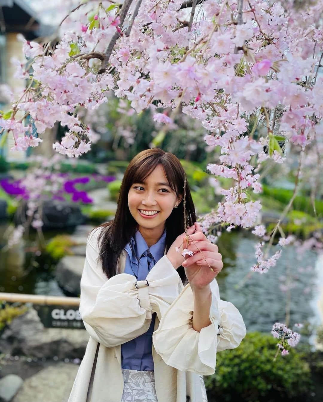 間瀬遥花さんのインスタグラム写真 - (間瀬遥花Instagram)「. 今朝はZIP!の生中継初回でした！ . ホテルニューオータニの日本庭園に咲く桜、とっても綺麗でした🌸 . これから毎週、様々な情報をお届けできるように頑張ります📣 . . 衣装: coat, blouse, skirt and shoes @mercuryduo_com  . . .  #zip #生中継 #ホテルニューオータニ東京 #ホテルニューオータニ #日本庭園 #桜 #遅咲き #ヤマザクラ #ベニシダレ #mercuryduo」4月8日 17時35分 - maseharu_929