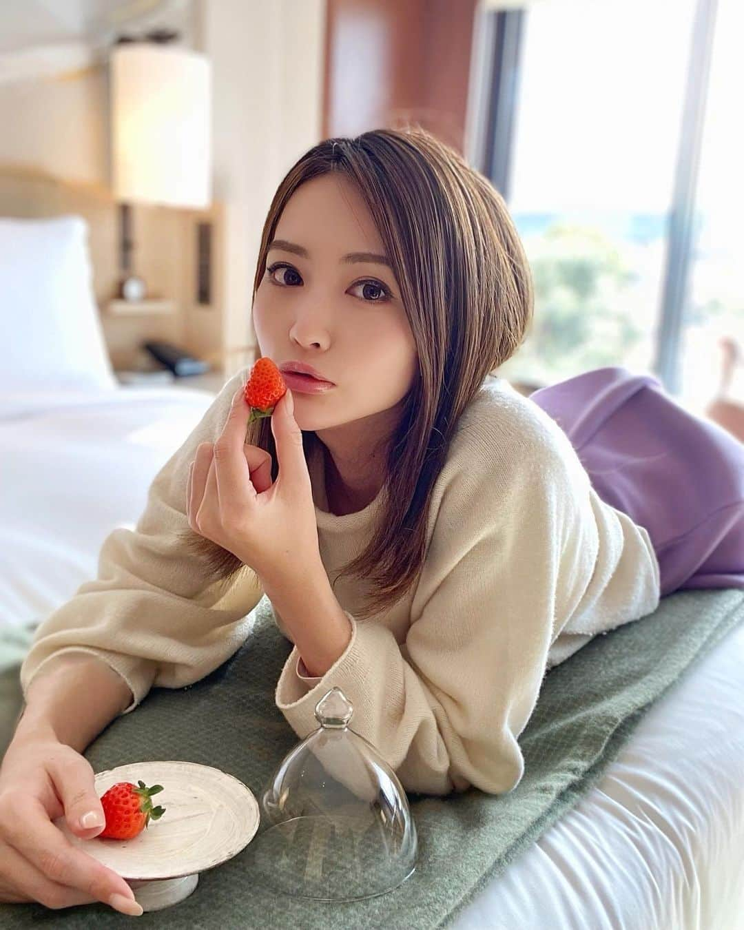 美女美容事情さんのインスタグラム写真 - (美女美容事情Instagram)「《いちご🍓×美女💖》⁠⠀ *⠀⠀⠀⠀⠀⠀⁠⠀⁠⠀⁠⠀⁠⠀⁠⠀ 今回ご紹介させて頂きますのは!!👀❤️⁠⠀⁠⠀⁠⠀⁠⠀⁠⠀ うさびったさん<@usavitta> の素敵なお写真📸⠀⁠⠀⁠⠀⁠⠀ *⠀⁠⠀ 京都のホテルでウェルカムフルーツ🍓✨⠀ 美人すぎて見惚れてしまいますね😆💕⠀ *⠀⁠⠀⁠⠀⁠⠀⁠⠀⁠⠀ うさびったさん<@usavitta> 素敵な投稿をありがとうございました☺️📸✨⠀⁠⠀ うさびったさんのアカウントには他にも素晴らしい投稿が沢山ありますので是非覗いてみてくださいね💁‍♀️💙⁠ ⁠⠀ ⠀⠀⁠⠀⁠⠀⁠⠀⁠⠀ △▼△▼△▼△▼△▼△▼△▼△▼△▼ ⁠⠀⁠⠀⁠⠀⁠⠀ ❤️🧡💛「ビジョビ (美女美容事情)」💚💙💜⠀⠀⠀⠀⠀⠀⠀⠀⠀⠀⠀⠀⠀⠀⁠⠀⁠⠀⁠⠀⁠⠀⁠⠀⁠⠀ 👇掲載ご希望の方は👇⠀⠀⠀⠀⠀⠀⠀⠀⠀⠀⠀⠀⠀⠀⠀⁠⠀⁠⠀⁠⠀⁠⠀⁠⠀⁠⠀ @b_b_j.jタグ付けと🖤 #ビジョビ ⁠⠀⁠⠀ 🖤タグ付けお願いします⠀⠀⠀⠀⠀⠀⠀⠀⠀⠀⠀⠀⠀⠀⠀⁠⠀⁠⠀⁠⠀⁠⠀⁠⠀⁠⠀ △▼△▼△▼△▼△▼△▼△▼△▼△▼ ⁠⠀⠀ #美人#美女#京都#苺#お花見⠀ #三井京都#ホテルステイ#メイク⠀ #インスタ美人#インスタ美女」4月8日 17時36分 - b_b_j.j