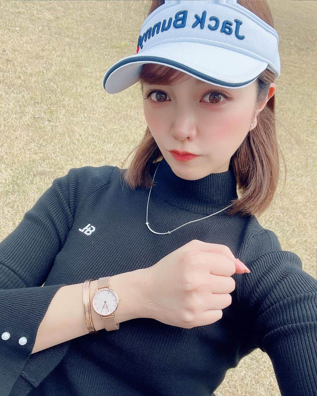 サヤカさんのインスタグラム写真 - (サヤカInstagram)「. @danielwellington で限定コレクションとして 3/16に発売されたMOTHER-OF-PEARL(マザーオプパール)🌸🌸  この前のラウンドにもつけて行ったよ☺️  ほんのりピンクできらきらしててかわいいんです😊 この日のスカートと色もマッチしてた😌🌸  新生活の始まりに時計も新調してみるとまた気分も新しくなっていいですね🥰  ストーリーに併用可能の15%offクーポンも配布中なので気になる人はみてみてください😉  #ダニエルウェリントン#DWマザーオプパール#春コーデ#ゴルフコーデ」4月8日 17時43分 - saya._.workout