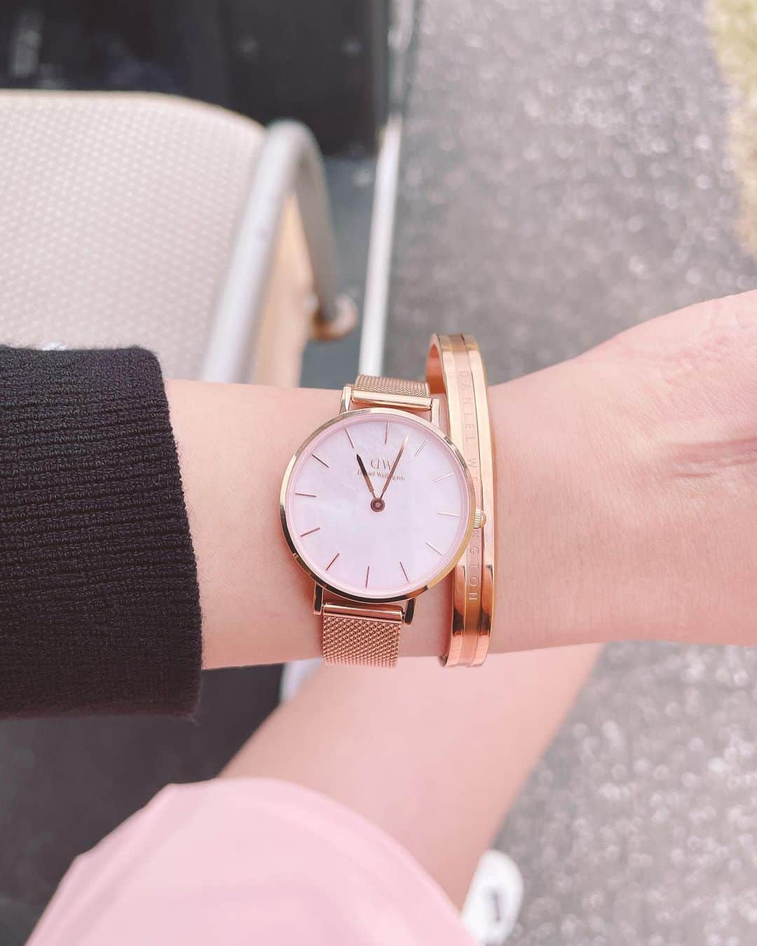 サヤカさんのインスタグラム写真 - (サヤカInstagram)「. @danielwellington で限定コレクションとして 3/16に発売されたMOTHER-OF-PEARL(マザーオプパール)🌸🌸  この前のラウンドにもつけて行ったよ☺️  ほんのりピンクできらきらしててかわいいんです😊 この日のスカートと色もマッチしてた😌🌸  新生活の始まりに時計も新調してみるとまた気分も新しくなっていいですね🥰  ストーリーに併用可能の15%offクーポンも配布中なので気になる人はみてみてください😉  #ダニエルウェリントン#DWマザーオプパール#春コーデ#ゴルフコーデ」4月8日 17時43分 - saya._.workout