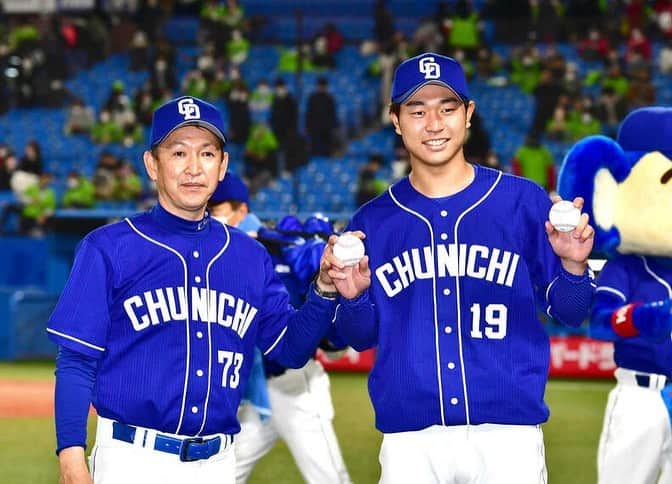 髙橋宏斗さんのインスタグラム写真 - (髙橋宏斗Instagram)「4月7日　 プロ初勝利をあげることができました！ いつも本当にたくさんの応援ありがとうございます！ もっともっと頑張ります！！  まだシーズン始まったばかりなのでもっとチームの勝利に貢献できるようなピッチングをしていきます。  今後とも応援よろしくお願いします！  #中日ドラゴンズ  #高橋宏斗  #プロ初勝利  #ありがとうございます」4月8日 17時45分 - takahashi_hiroto19