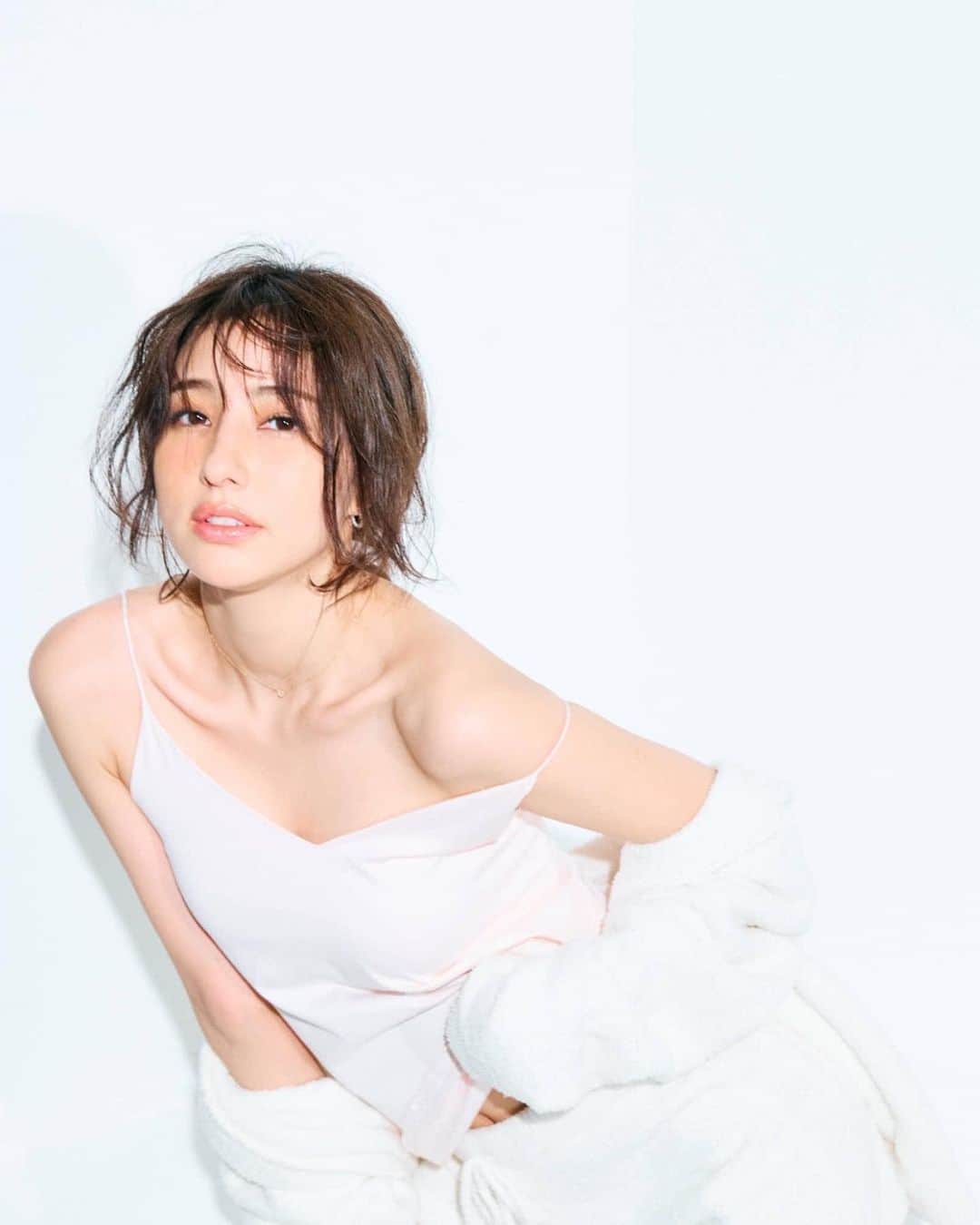 愛甲千笑美のインスタグラム：「“脱げるお姉さんは好きですか？”が classyonlineで公開されました! @classy_mag_insta  @ unelimit_officialでクリスティーナエステをしていただきました！お肌ツルツル🥺🥺」