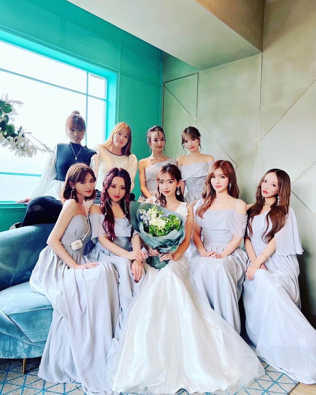 姉agehaのインスタグラム：「我らが佳那恵ちゃん @kanaxxy_0421 が結婚しました💒🕊💕💕  ずっと綺麗な佳那恵ちゃんだけど、結婚が決まってからのキラキラ感が本当にすごい🥰  芯がしっかりしていて思いやりのある佳那恵ちゃん💕 今まで色々大変なことや不安なこともあったと思うけど、変に焦ったり妥協したりしなかったから、お互いがお互いを心底大切にできる相手と結ばれたんだなぁと思います🕊💕  佳那恵ちゃんが幸せそうだと私たちも嬉しいです🥰🥰 ハッピーな仲良し夫婦で、末永かくお幸せに🙏✨✨  #wedding」