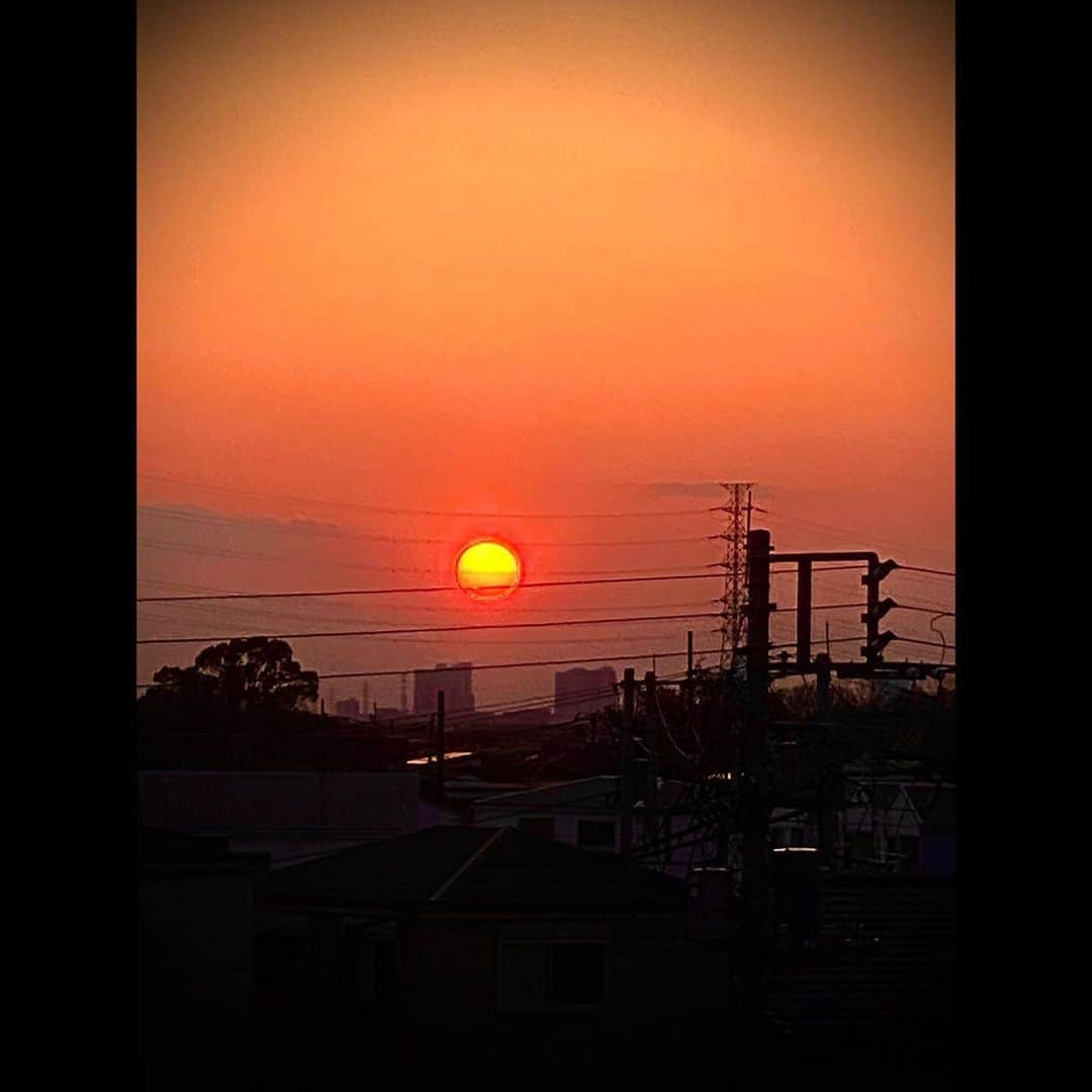 木村拓哉さんのインスタグラム写真 - (木村拓哉Instagram)「⁡ ⁡ ⁡ 「昼間の撮影が終わり、日が暮れるのを待ってからのナイトシーンの撮影へ。 でも、最近日が伸びて来てなかなか暮れてくれません…。 なんだけど、この感じ嫌いじゃないっす！」 ⁡ PEACE‼︎ ⁡ STAYSAFE! ⁡ 拓哉 #木村拓哉#TakuyaKimura」4月8日 18時03分 - takuya.kimura_tak