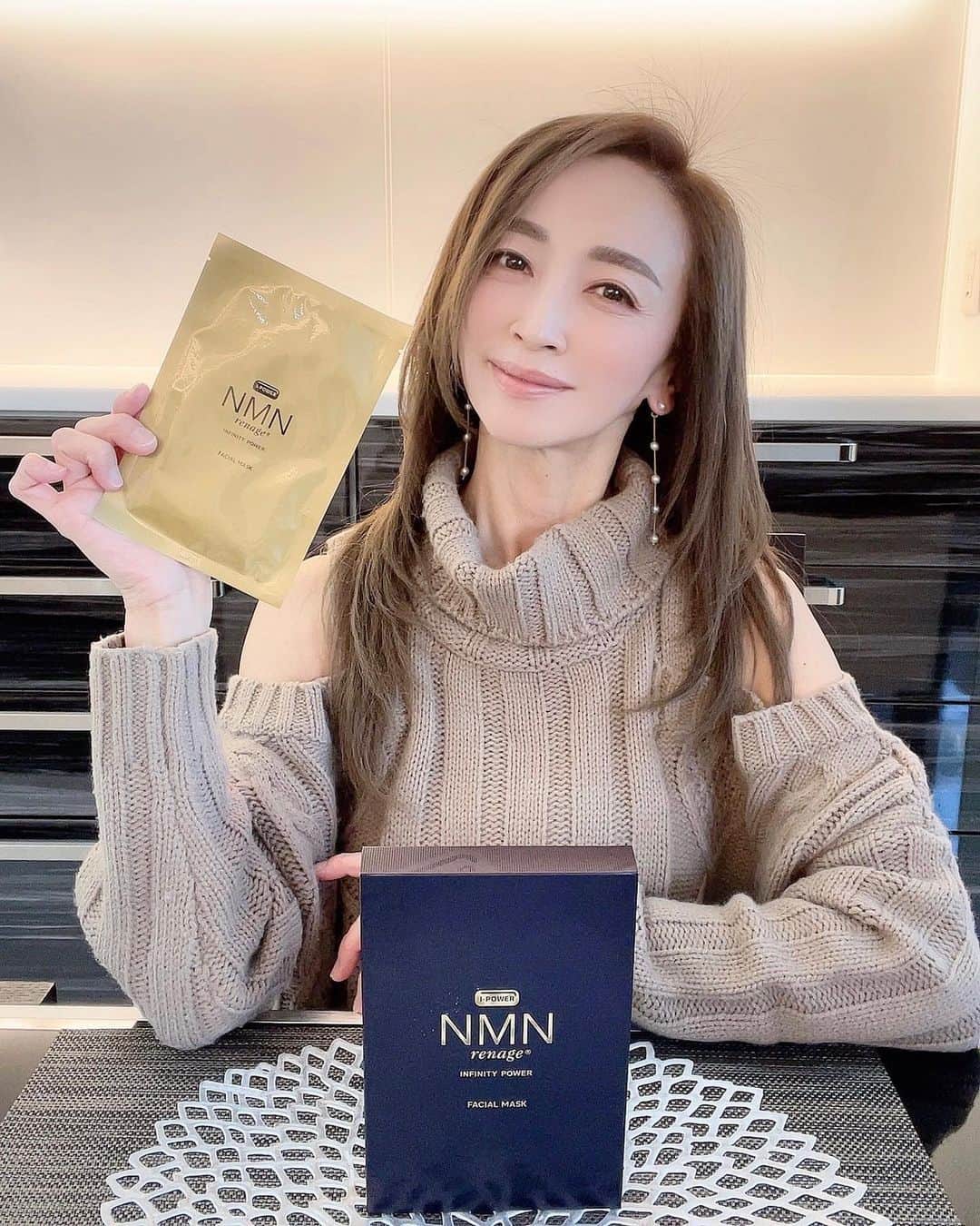 のインスタグラム：「お肌が劇的に変わるお気に入りフェイスマスク♡  @nmnrenage_officialの 「NMN renage GOLD FACIAL MASK 」✨  くすみやたるみ、シワなどの気になるエイジングサインが 嘘のように、ハリのある透明感あふれるなめらかな陶器肌に 導いてくれるよ😊  最新エイジングケア成分〝NMN”をはじめ、 プロテオグリカン、フラーレン、プラセンタ、コラーゲン、 ヒアルロン酸など今話題の美容成分をたっぷり配合🌿  マスクシートを取り出すとジュワーッと美容成分が ふんだんににじみ出てくるよ✨✨ (2枚目の動画を見てね❣️)  高級マスクシートのような効果が実感できるのに コスパが良いのもお気に入り🤍  まさにお肌に困ったときの救世主コスメ💕  新宿伊勢丹や東京大丸、銀座三越、阪急有楽町、 阪急メンズ館、公式サイトで購入できるよ🍀  #NMN#nmnrenage#フェイスマスク#美容液#乳液#美肌#美肌ケア#エイジングケア#アンチエイジング#ヒアルロン酸#美容#美容好き#コスメ #コスメ大好き#コスメ好き#コスメ紹介#コスメレポ#おすすめコスメ#コスメ垢#コスメオタク#化粧品#美容マニア#コスメレビュー#コスメ紹介#コスメ好きさんと繋がりたい #beauty#cosme」