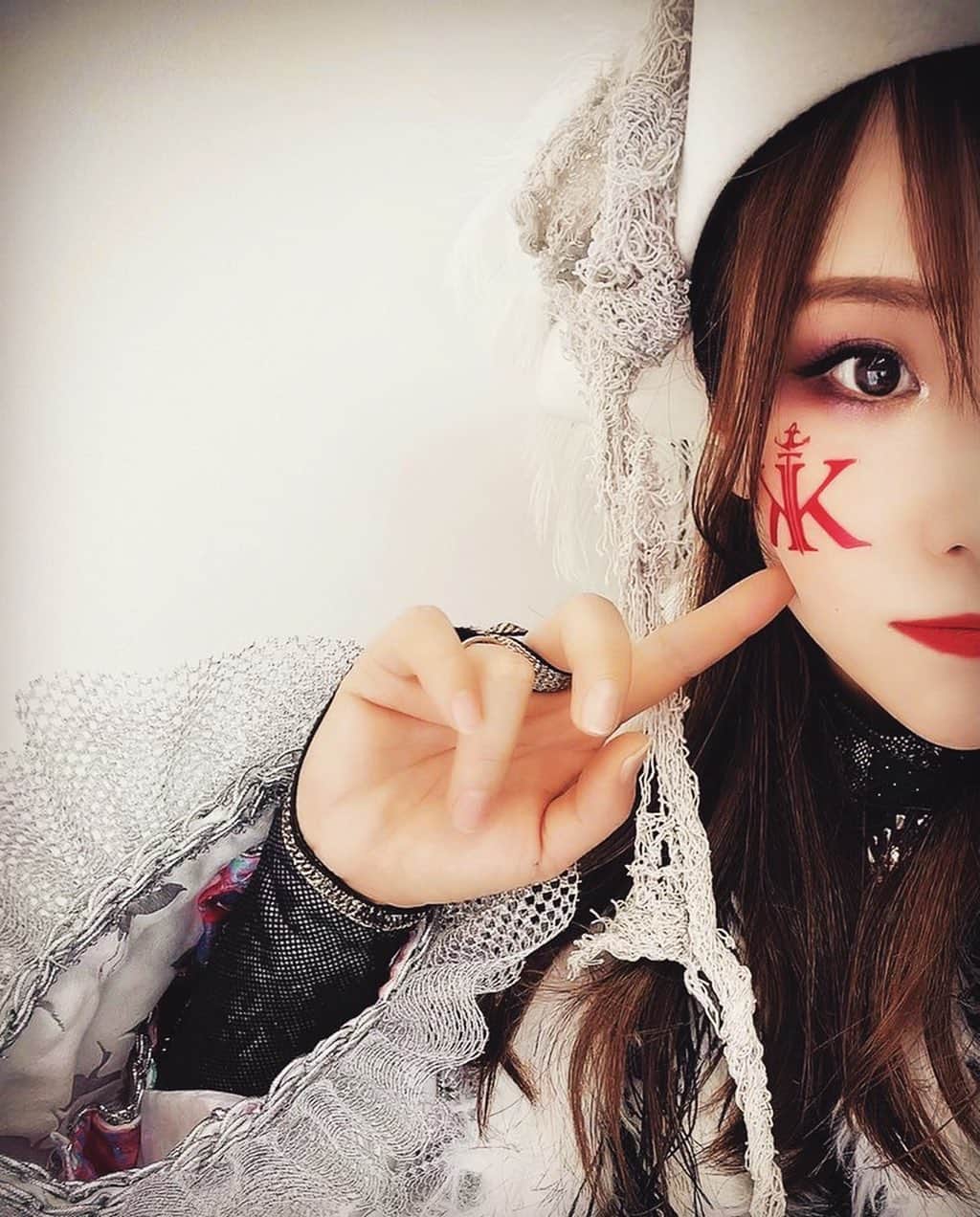カイリ・セインのインスタグラム：「The next voyage is ...🏴‍☠️」