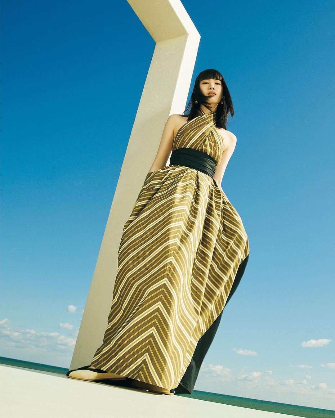 新井貴子のインスタグラム：「💛  @toryburch SS22 for @voguejapan   Photographer @omisakii  Stylist @shizuka_yoshida_  Hair & Makeup @taeko_suda  Editor @yuisugiyama   So lucky to had a shoot under the perfect blue sky💙☁️」
