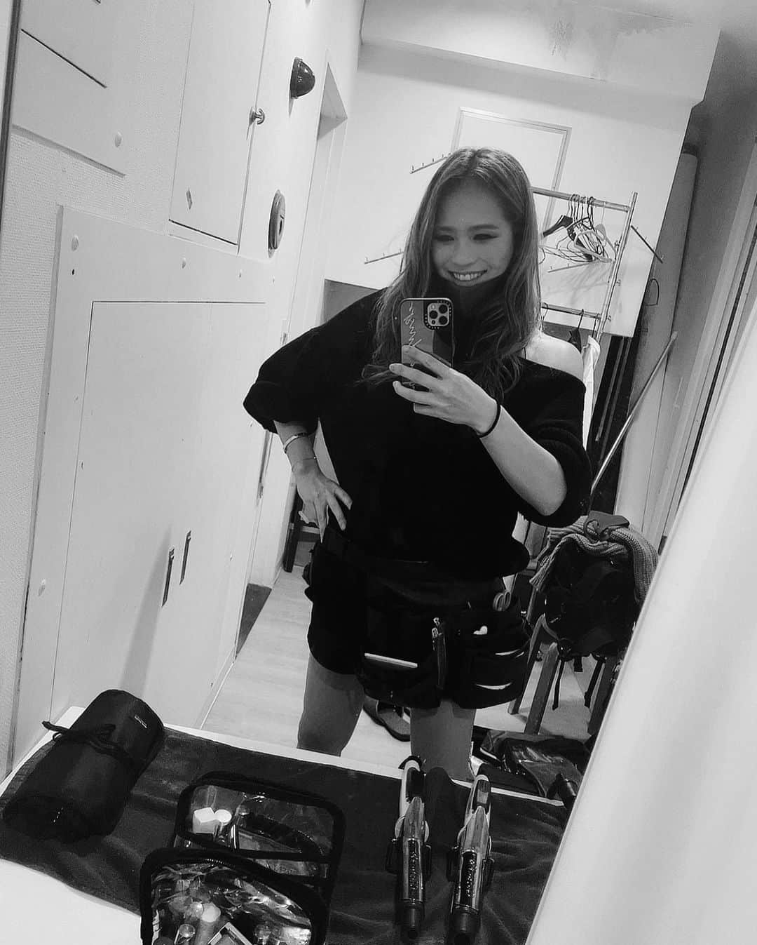 彩希エリナのインスタグラム：「たまーにヘアメイクとして撮影現場にかりだされるわたくし✂︎✨  実はこっそりヘアセットサロンや東京丸の内の大丸でヘアメイクブースをプロデュースしたり、エクステ講師をやったり、そんなこんなもやってた事があるのねん👩‍🏫  好きなことは全部全部やればいい🤍🖤  それにしても男の人のヘアメイクは荷物が少なくて楽ちんだ😝  #hairmake #hairmakeup #hairmakeupartist #ヘアメイク #ヘアセット #撮影現場 #好きを仕事に」