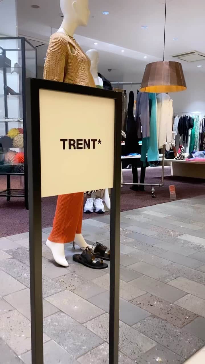 黒田りさのインスタグラム：「🩰 VIOROの地下2階にあるセレクトショップ TRENT(@trent.jp)で春服探し🐝♡♡  EBONYのトップスとドレスを着用しました⋆｡˚✩ 大胆な肌見せも上品andヘルシーになる、大人コーデに変身🪄 シアーキャミに大きめ刺繍ワンピの異素材ミックス！足もとはハンサムなブラックのロングブーツを履いているよ！  春のお洋服たちぜんぶかわいくってときめいた🥺♡ いつもよりちょっと特別な、でも普段使いできる洗練されたアイテムがたくさん揃っています🪞  ♢ EBONY Camel Flower Dress ♦︎ EBONY Cut Jacquard Camisole  ヘアはtrentのeicoさんがぱぱっとやってくれた🥺🌷  #vioro#trent#ebony#dress#春コーデ#春ファッション#ワンピース#キャミワンピ#肌見せファッション#pr」
