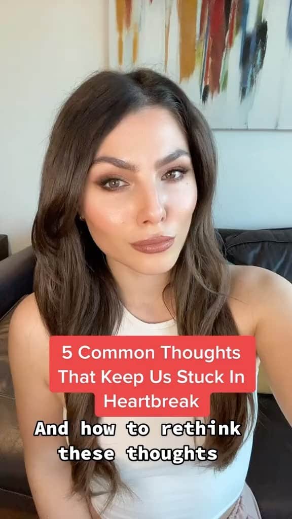 スティナ・サンダースのインスタグラム：「5 common thoughts that keep us stuck in #heartbreak 💔」