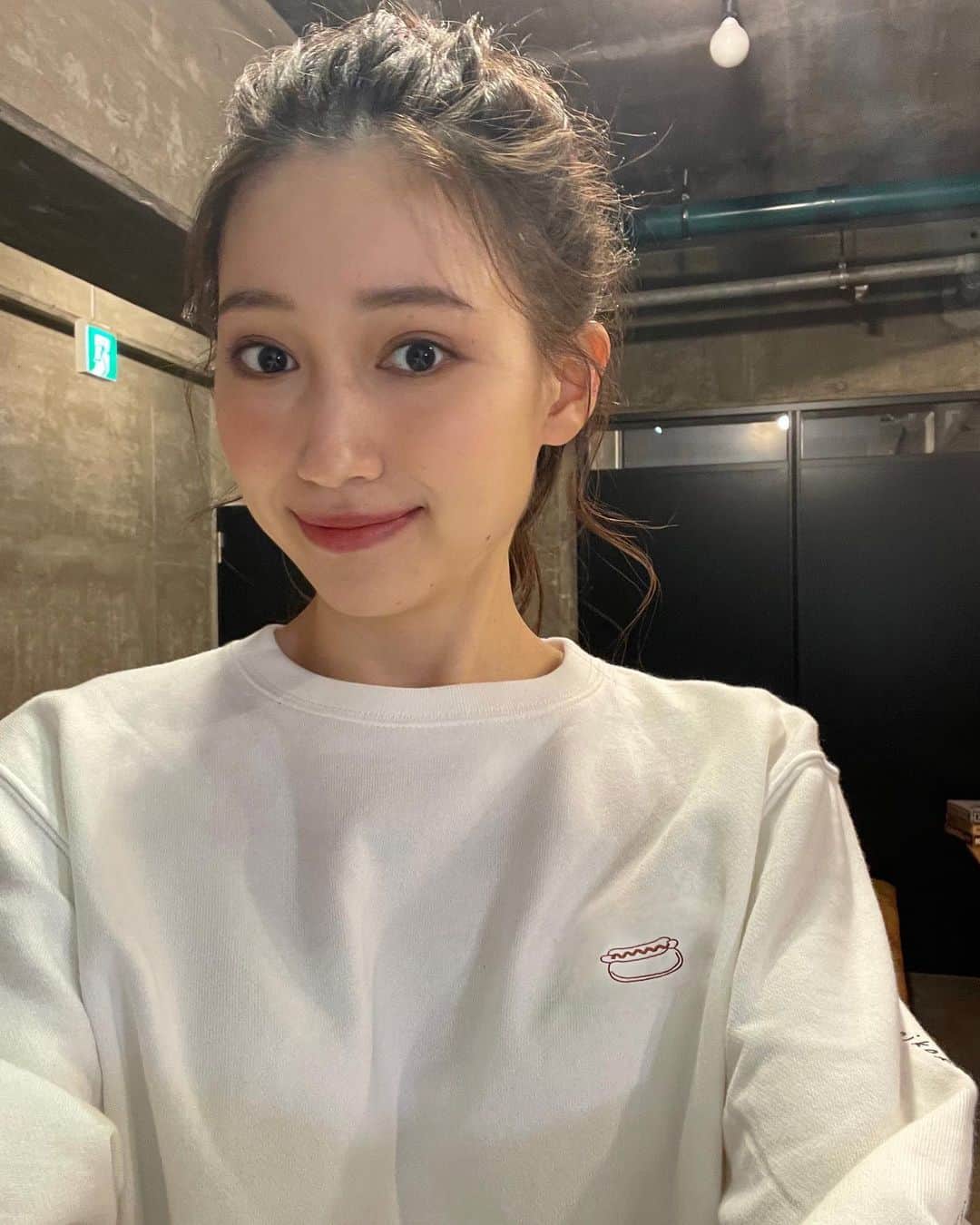 大野いとのインスタグラム：「PIKOKAILAさんとのコラボトレーナーとトートバッグが今日4/8の17時〜受注開始しました。(受注期間5/20 23:59まで)今回は小さなホットドッグ…🌭、 トートは大好きな馬を手書きで書きました🐴 ぜひチェックしてください✌︎ @piko___kaila  #ピコカイラ ストーリーにURL貼ってます◯」