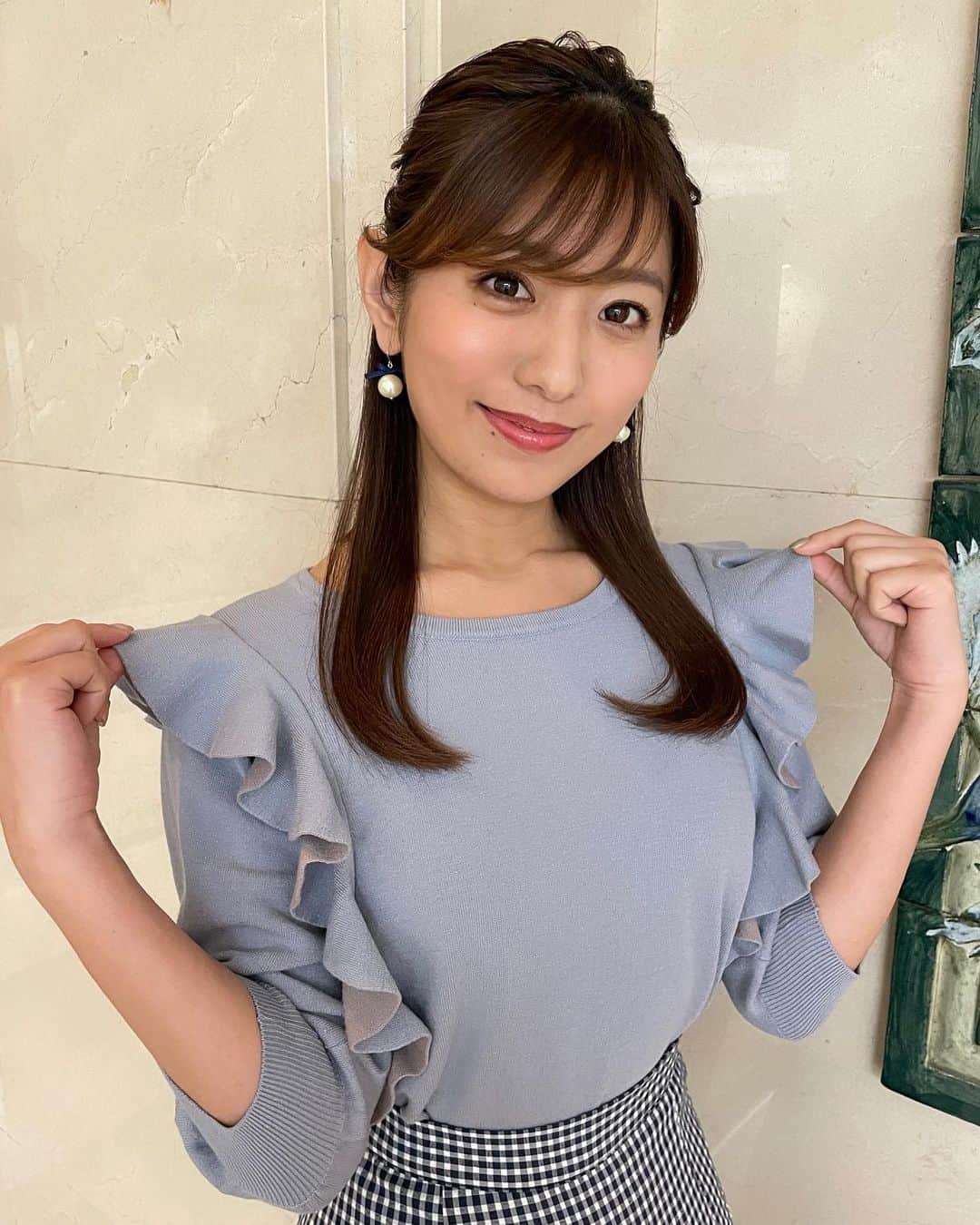 のインスタグラム：「👗 . #東京インフォメーション 衣装 . ギンガムチェックって 春になるとついつい手に取っちゃうアイテム☺️ . 週末もお天気良さそうですね🌷 今週も皆さんお疲れ様でした✨ . #モニフラ #衣装 #春コーデ #ギンガムチェック」