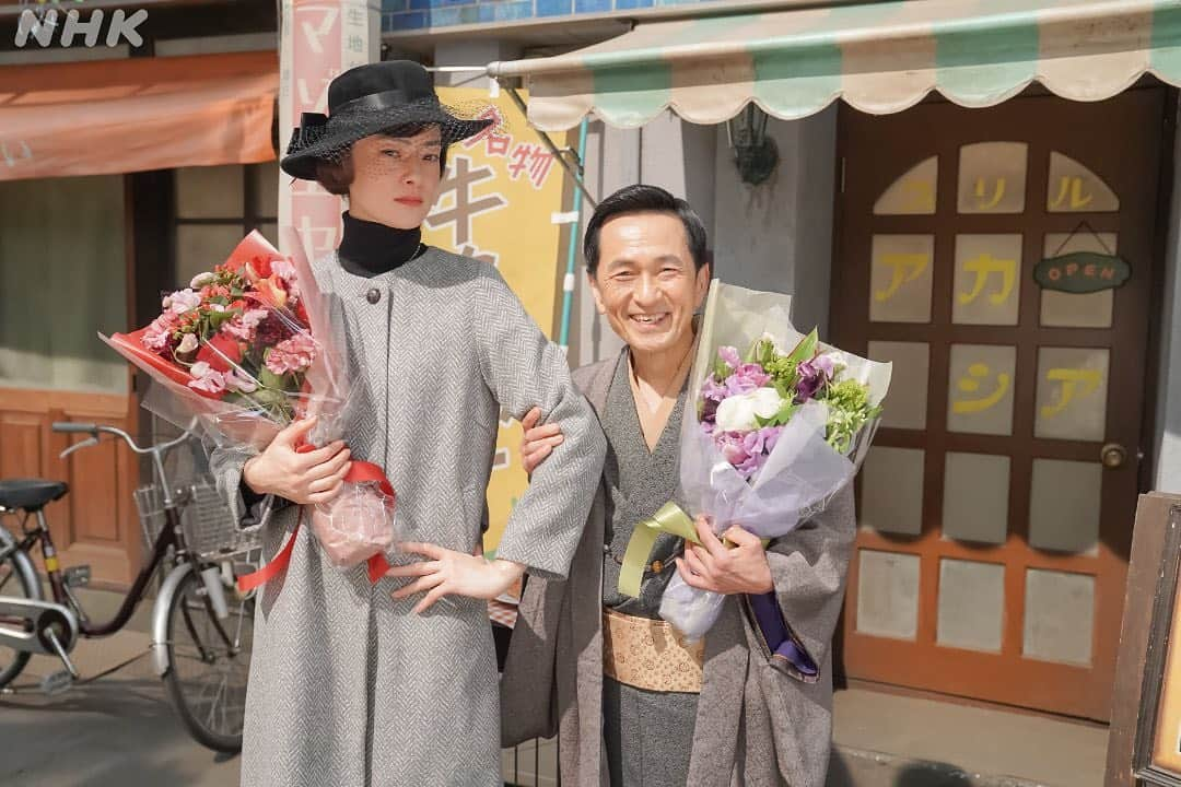 ブギウギさんのインスタグラム写真 - (ブギウギInstagram)「野田一子役、市川実日子さん💐 るいさんの元ライバル？であり、良き理解者の一子さん！夫の田中さんと再びの青春をお楽しみください！   夫の田中役、徳井優さん💐 かつて「あつ〜い、お茶がこわい」と、どこかの田中さんが言っていました。こちらはお茶の先生と結婚した田中さんです。 借金取りの田中、こわもての田中、アフロの田中となんと1作品で4役を演じられました👏   #市川実日子 #徳井優 #朝ドラ #カムカムエヴリバディ #カムカム #思い出カムカム #京都」4月8日 19時51分 - asadora_bk_nhk