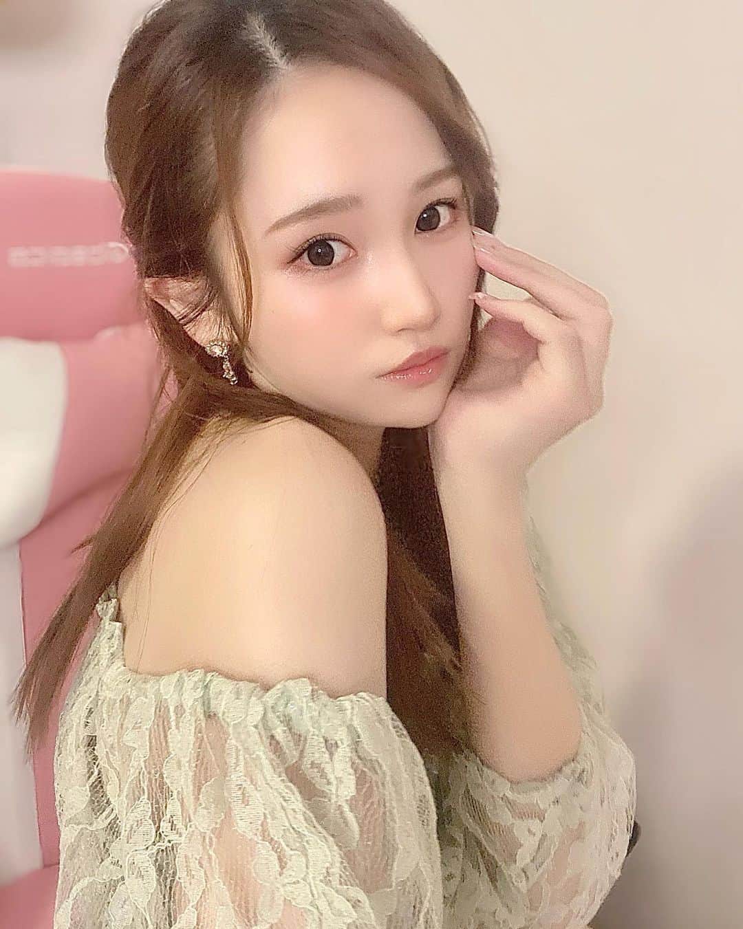のインスタグラム：「🐶🍯 . みなさまおつかれさまです🤍 . 配信前に撮った写真(⑅•ᴗ•⑅)◜..°♡ . . #イチナナライバー#イチナナ#ライバー#ライブ配信#配信者#tiktok#癒し系女子#ビジョビ#ビジョビジョ#ぷーちゃん#撮影モデル#サロンモデル#モデル#大阪サロンモデル#関西モデル#関西サロモ#関西サロンモデル募集」