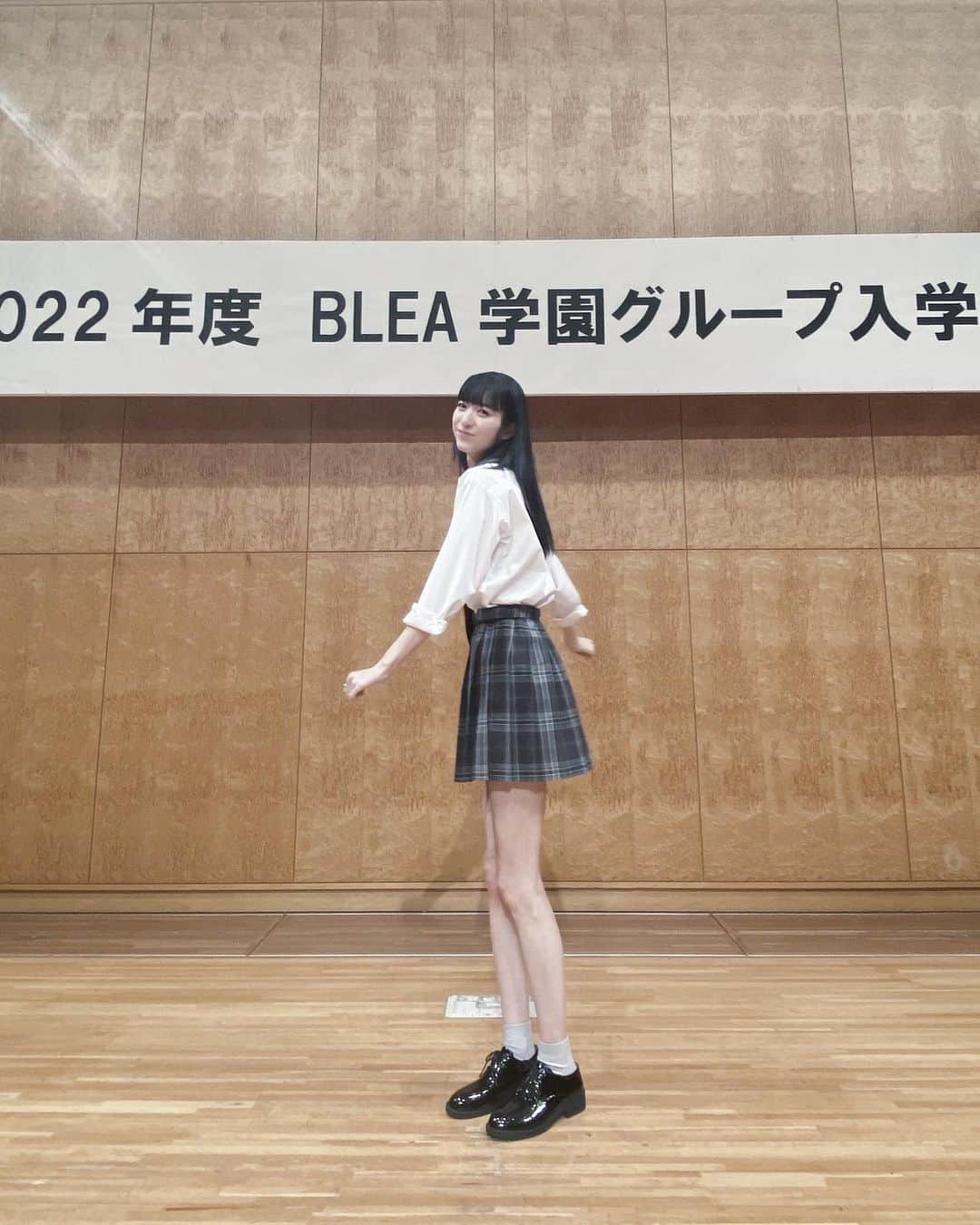 夏目璃乃のインスタグラム：「🌸🏫 ・ ・ 今日は私の通ってるBLEA学園の入学式でした‪‪☺︎‬ ・ 今年は高等部代表の挨拶をさせていただきました‪𓂃𓈒 ☽︎︎·̩͙ 本番中に緊張すること今まで無かったんだけど 初めて話してる間もドキドキでした笑 いい経験だった🌝ありがとうございます✧ ・ ・ ご入学された皆さんおめでとうございます🪐࿐✩.˚ ・  #夏目璃乃 #rinonatsume #181cm #ノーマルカメラ  #制服  #入学式  #jk  #model #highschool  #데일리 #팔로우 #인스타 #일본 #좋아요 #일상스타그램」