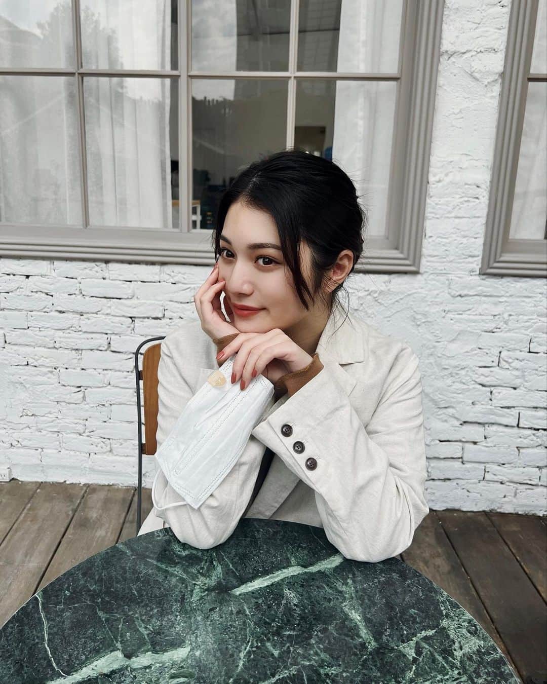 浪花ほのかのインスタグラム：「マスクネイルのイメージモデルをさせて頂いてます😷❤️❤️❤️ マスクにつけるアクセサリー！！！ 髪の毛のリボンに合わせてみたり、、🌸 この絵は私が描きました🌷」