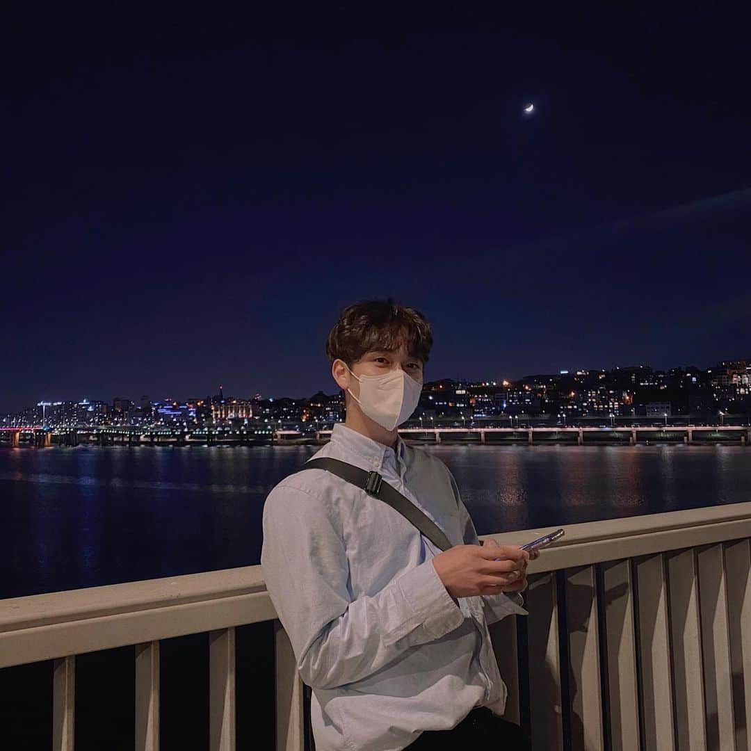 チョ・ユヌのインスタグラム：「Beautiful Seoul  너무이쁘지않나요 배경이 😄」