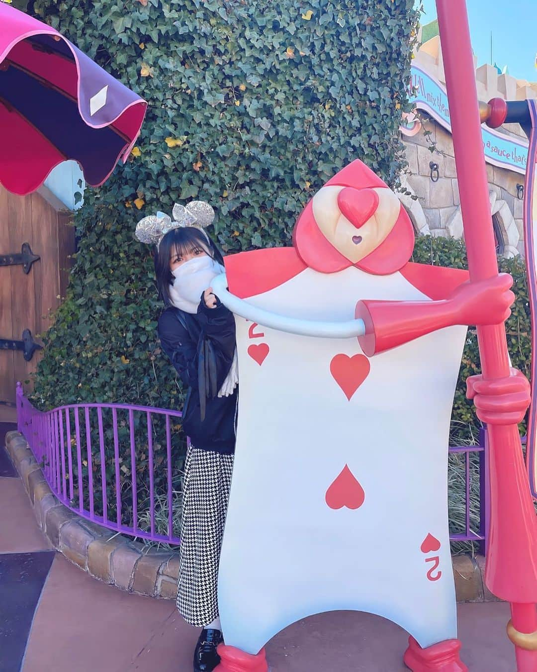 吉田優良里のインスタグラム：「Disney❤️  #ディズニー #ディズニーランド #disney  #でぃずにーらんど#🐭🏰 #トランプ兵 #jk #jkぶらんど #jkブランド #05 #jkの素敵な思い出 #女子高校生」