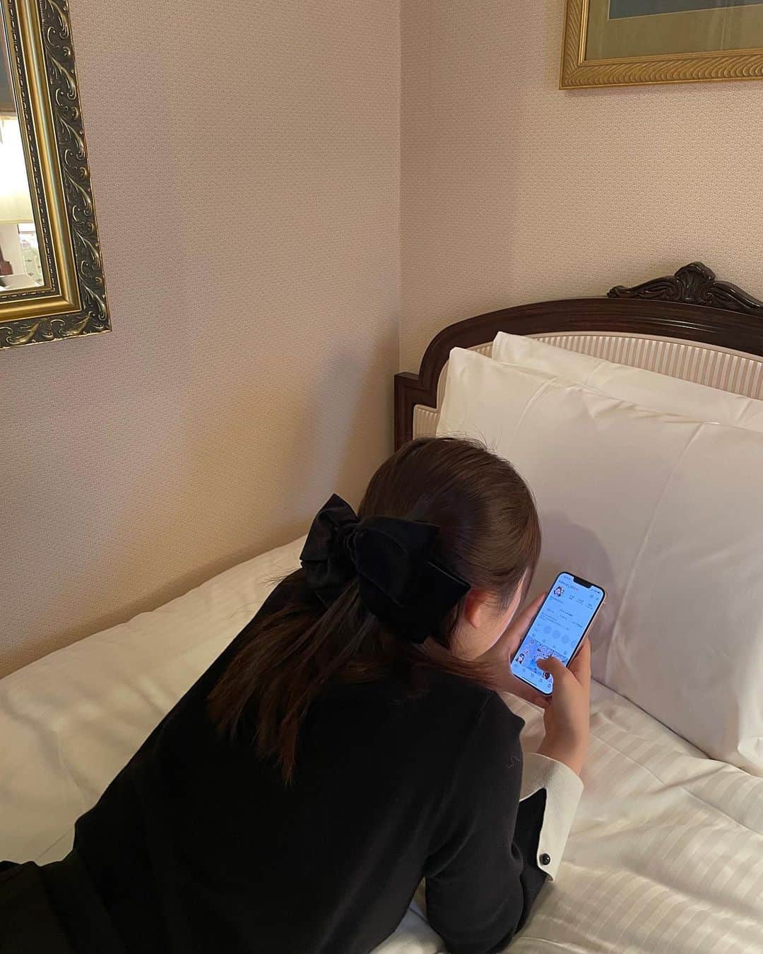 黒江心温さんのインスタグラム写真 - (黒江心温Instagram)「・ 🪞🕯           ゲームしてたけど、写真撮られてて急いでインスタに切り替えた私、、^ ^                #第一ホテル東京」4月8日 20時55分 - koharun_586