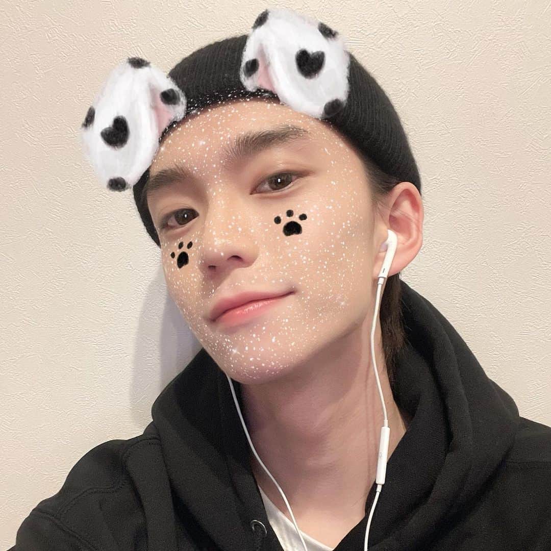 木津つばさのインスタグラム：「たまにはこういうのも🐶  先日、一月七日に生まれ日を迎えました。 沢山のお祝いを誠に有難う御座います、感謝してもしきれない程の愛を受け取りました！感謝で一杯です。  そして遅くなってしまいましたが、明けましてもおめでとう御座います🎍  前年度も沢山の経験をさせて頂きました、積み重ねを大切に、今年はより一層、『笑顔』をお届け出来るよう精進致します！  いつも、いいねや、コメントも誠に有難う御座います、元気や勇気を頂いております、そして本年も何卒宜しくお願い致します！  ↑という投稿を過去に控えておりましたが色々とタイミングや機会を逃しまして今に至ります。  遅くなってしまって、待たせてしまった皆様、誠に申し訳ございません。  『SK∞ The Stage』舞台『政見放送』舞台『東京リベンジャーズ』－血のハロウィン編－と。  本年も既に沢山の経験をさせて頂いております、その一歩を、踏み締めて、信じて、前に進んで生きたいと心から思っています。  努力を惜しまず、驕らず。  年の初めにも思っていたんだな、と 笑顔で居てほしい、僕は皆様の笑顔に救われています。 いつもありがとう。  この先も、自分らしく お芝居に向き合って生きて行きます！  改めましての御挨拶とはなりますが 本年も何卒応援の程宜しくお願い致します。  ☺︎  #木津つばさ」