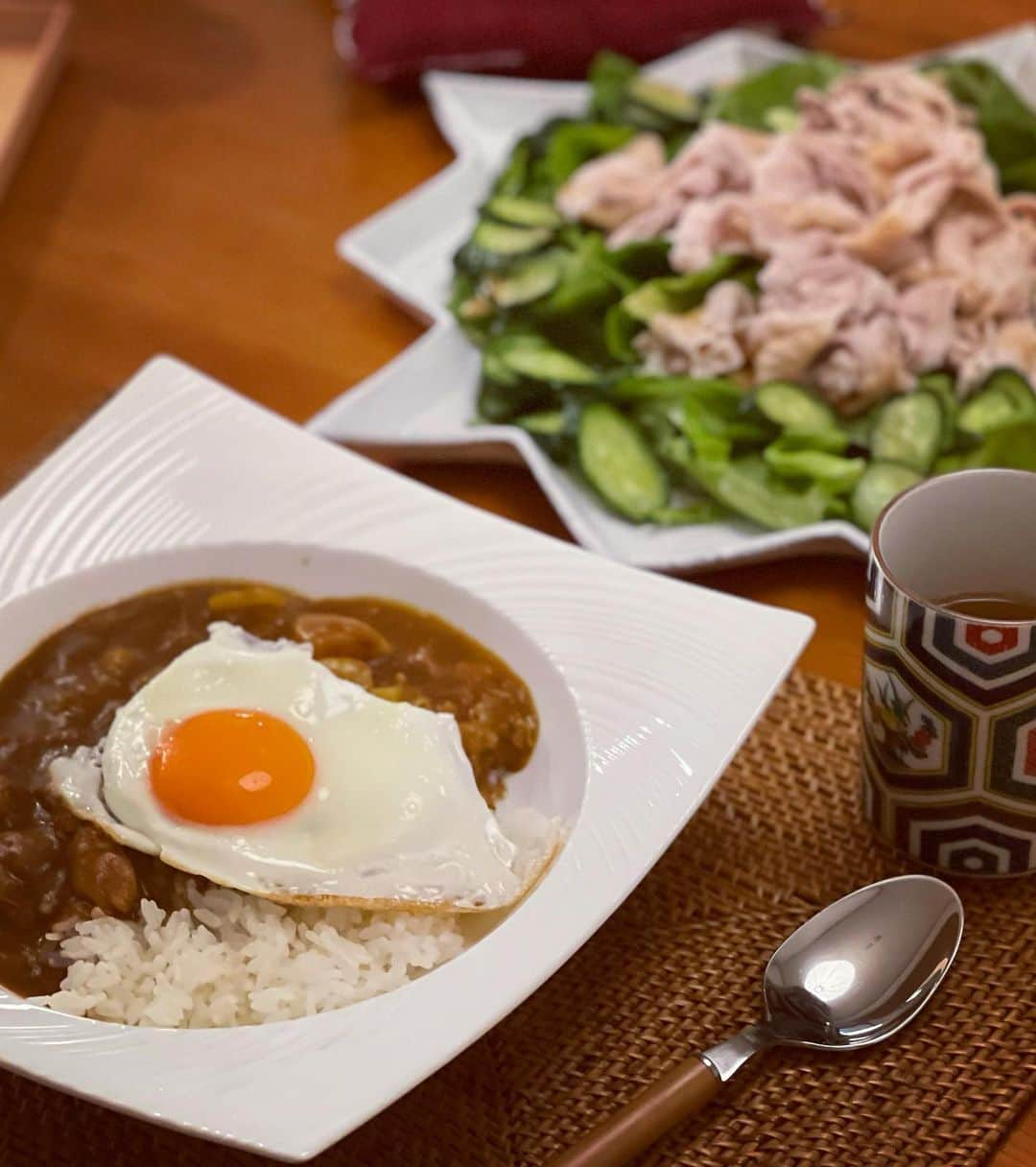 小川ひとみさんのインスタグラム写真 - (小川ひとみInstagram)「金曜日の夜は お決まりのCurryに🍛 甥っ子達3人に息子と息子の幼馴染 大人3人の8人で賑やかな金曜日✨ 朝から下準備をして ぐつぐつ煮込んでいたので チキンが溶けて美味しく出来ました🥰 今日は10人前、お米は5号💯 サラダとカレーの2品でおしまい🤓 #heechankitchen」4月8日 21時03分 - hitomy220