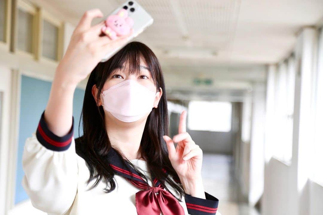 西原さつき（さつきぽん）のインスタグラム：「* ⁡ テレビアニメをオマージュした、ミニドラマの撮影が始まります🌸 ヘアメイク前に自撮り🤳  この撮影のために髪色を黒くしたり、エクステを付けたり……中学生の役なので（ひぃぃ。笑）メイクも極力薄くして、すっぴん風でも大丈夫なように肌のお手入れ頑張ったり…🐾 準備から合わせて約3ヶ月、いよいよ始まるー！😳  しばらく頻繁にこういった写真が続きます…お付き合いしてもらえると嬉しいです🙇‍♀️  #lgbtqフレンドリーサロン  #カンコー学生服  #乙女塾  #西原さつき  #明日ちゃんのセーラー服   @lgbtq_salon  @kanko_gakuseifuku  @yutaro_yamagishi  @otomejuku」