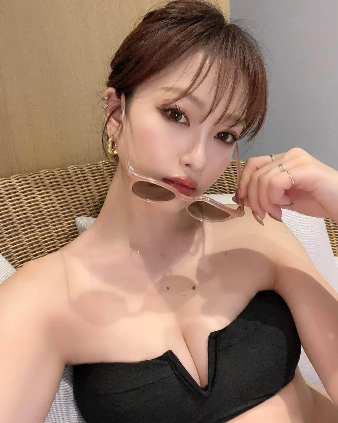 木田絵里香のインスタグラム：「. とにかく盛れる☺️🫶🏼w . ✔︎レースアップビキニ BLK/MIX ¥9,900(taxin) ※ストラップ取り外し可能🏊🏻 . 4/8(fri)12:00 RUNWAY channelにて予約販売startしてるよ🏳 . #22ss#swimwear」