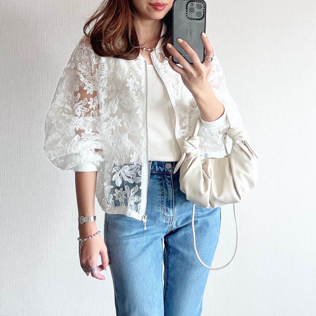 mario_dozonoのインスタグラム：「* 🤍👖✔️ white × denim…❤︎ * シアー感が春らしい @classicalelf_official のレースブルゾンはシンプルにデニムと🥰 * 襟と袖部分がリブになってるから、程よくカジュアルに着れるのがお気に入り❤︎ この素材だから真夏も使えそう☀️ * ブラックのロングワンピにサラッと肩掛けもしてみたい😍 * 私はホワイトのMサイズにしました🤍 * * blouson… @classicalelf_official tank top & denim… gu bag & sandals… zara * * * #クラシカルエルフ #classicalelf #エルフコーデ #タイアップ #トレンドコーデ#トレンドコーディネート #トレンドスタイル #トレンドアイテム #シアートップス #レーストップス #花柄トップス #トレンド部 #お洒落さんと繋がりたい #お洒落女子 #guコーデ #ジーユーコーデ #ジーユー購入品 #zaraコーデ #ザラコーデ #ザラ購入品 #骨格ナチュラル #骨格ナチュラルコーデ #イエベ #イエベ春 #イエベコーデ #イエベ春コーデ #大人シンプルコーデ #アラフォーママコーデ」