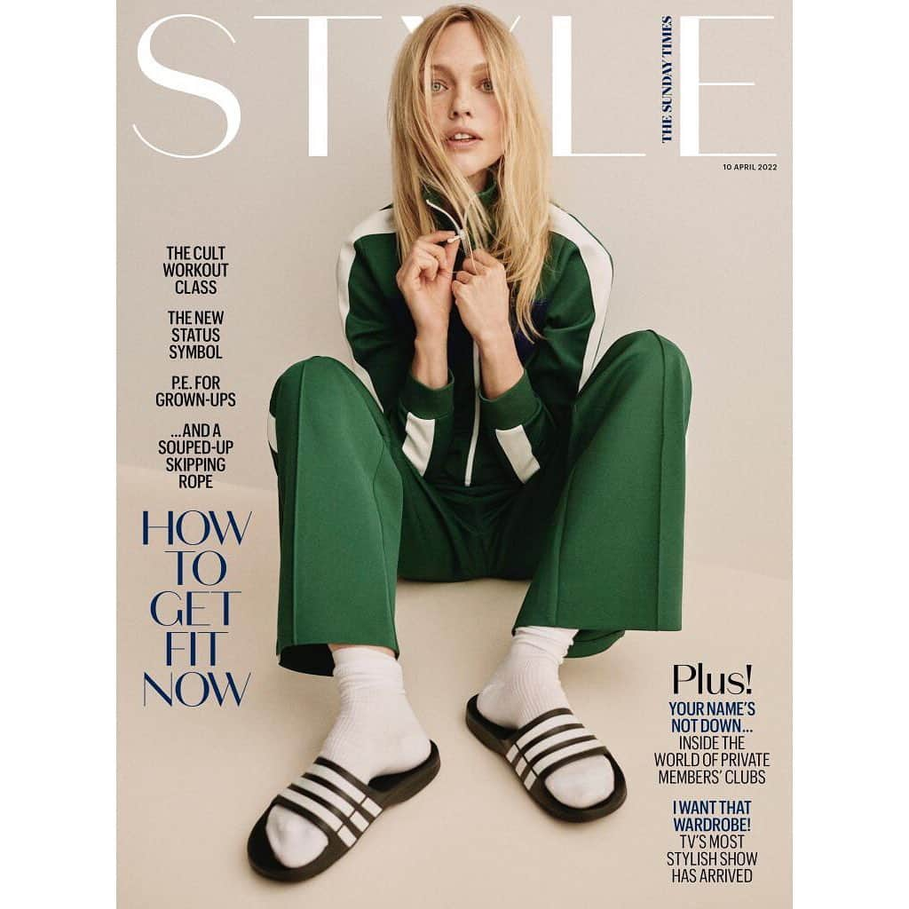 サーシャ・ピヴォヴァロヴァのインスタグラム：「Don’t forget to get your copy of Sunday Times  out on April 10 th 💚  photographer @giampaolosgura stylist @verityparker make up artist @fulviafarolfi hairdresser @sabrinaszinay nail @honeynailz  wearing @lacoste」