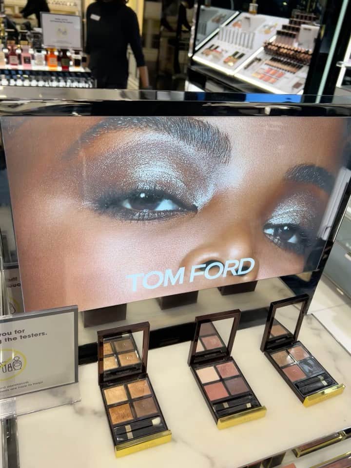 マリア・ボルゴのインスタグラム：「Se não for pra causar a gente nem sai de casa. Já estou nas ruas causando com as sobras mas desejadas do mercado de beleza. —————————-. The most wanted palette is out now. @tomfordbeauty 👁✨ #tomfordbeauty #mariaborges」