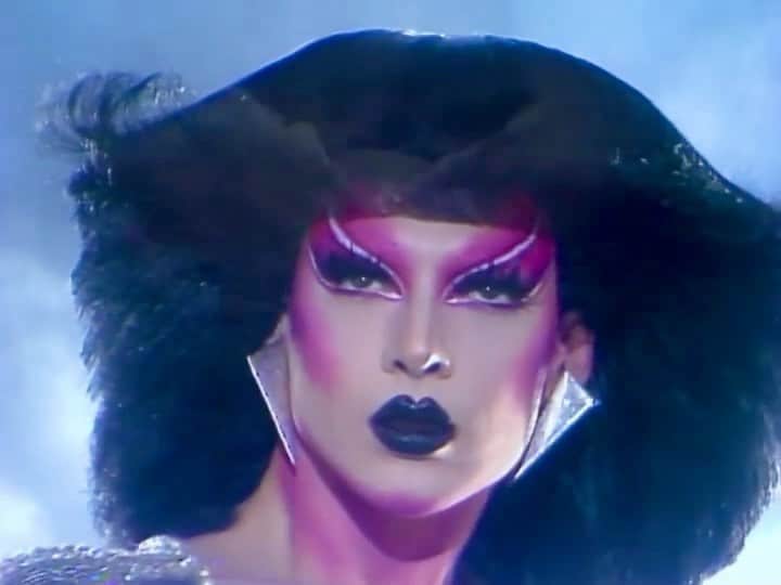 のインスタグラム：「#Repost @jjstratford ・・・ Violet Chachki stars in FADE TO GREY ⛓ and in this clip channels all my Perri Lister and Toyah fantasies while wearing vintage Paco Rabanne ⛓💎  a Telefantasy come to life 🏹  ________ Directed by Jennifer Juniper Stratford  Music Produced by @lecomte_de_bregeot  1st AC @stephiduckula  2nd AC @brandonrizzutophoto  AD @face_of_a_farter  Production Design @recycleroni  Set Dresser @sunshine_acid  Movement Director Vincent Michael @thediscodaddy  Makeup @leo.chaparro   A Telefantasy Studios Production @telefantasystudios   _______ Special thanks to @marksaldana @stephenclarke97 @houseofcanney @goddexxcosmia @whereintheworldis_carmen @moschino @discodaddystudio @makeupforever」