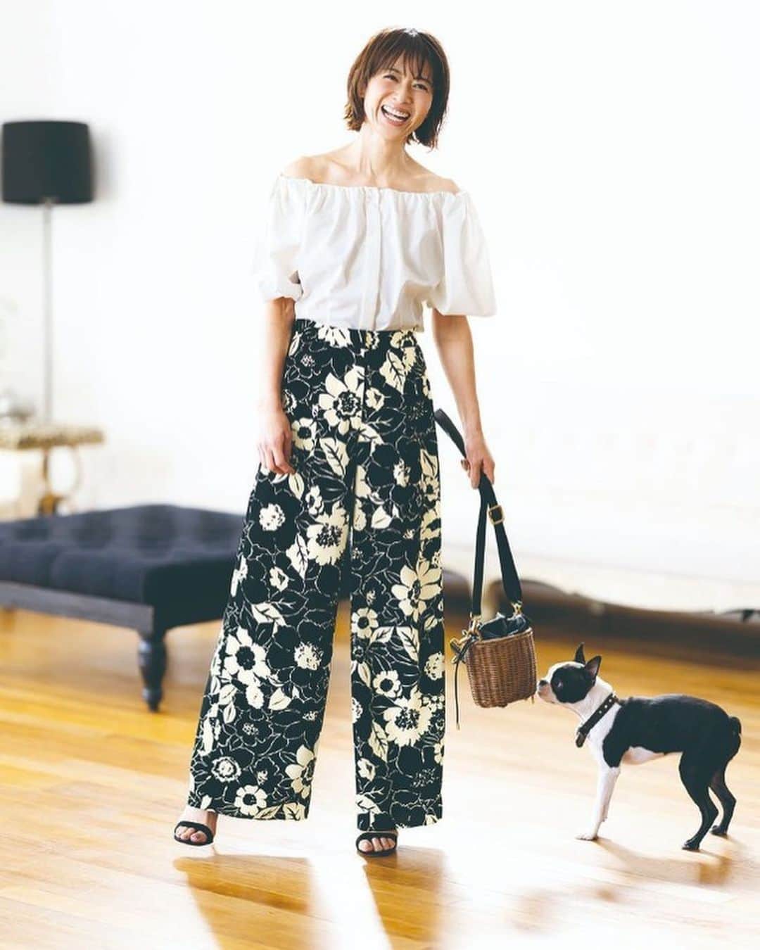 畑野ひろ子のインスタグラム：「@sanyo_style_magazine  webカタログやらせて頂きました。 オフショルのスタイルは　@epocatheshop_official です🥰 カメラマンの　@maedamaeda0305 さんのワンちゃんとのこの写真好きです😆」